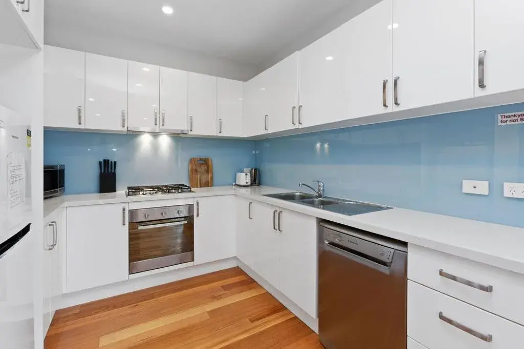 Kitchen/Kitchenette in Apollo Bay Seal Apartments