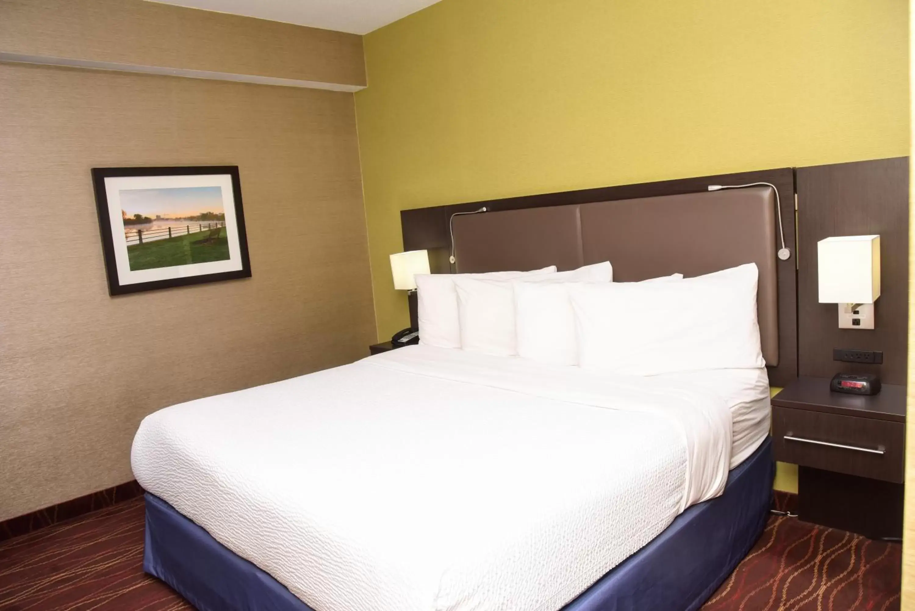 Bedroom, Bed in Days Inn by Wyndham Ottawa