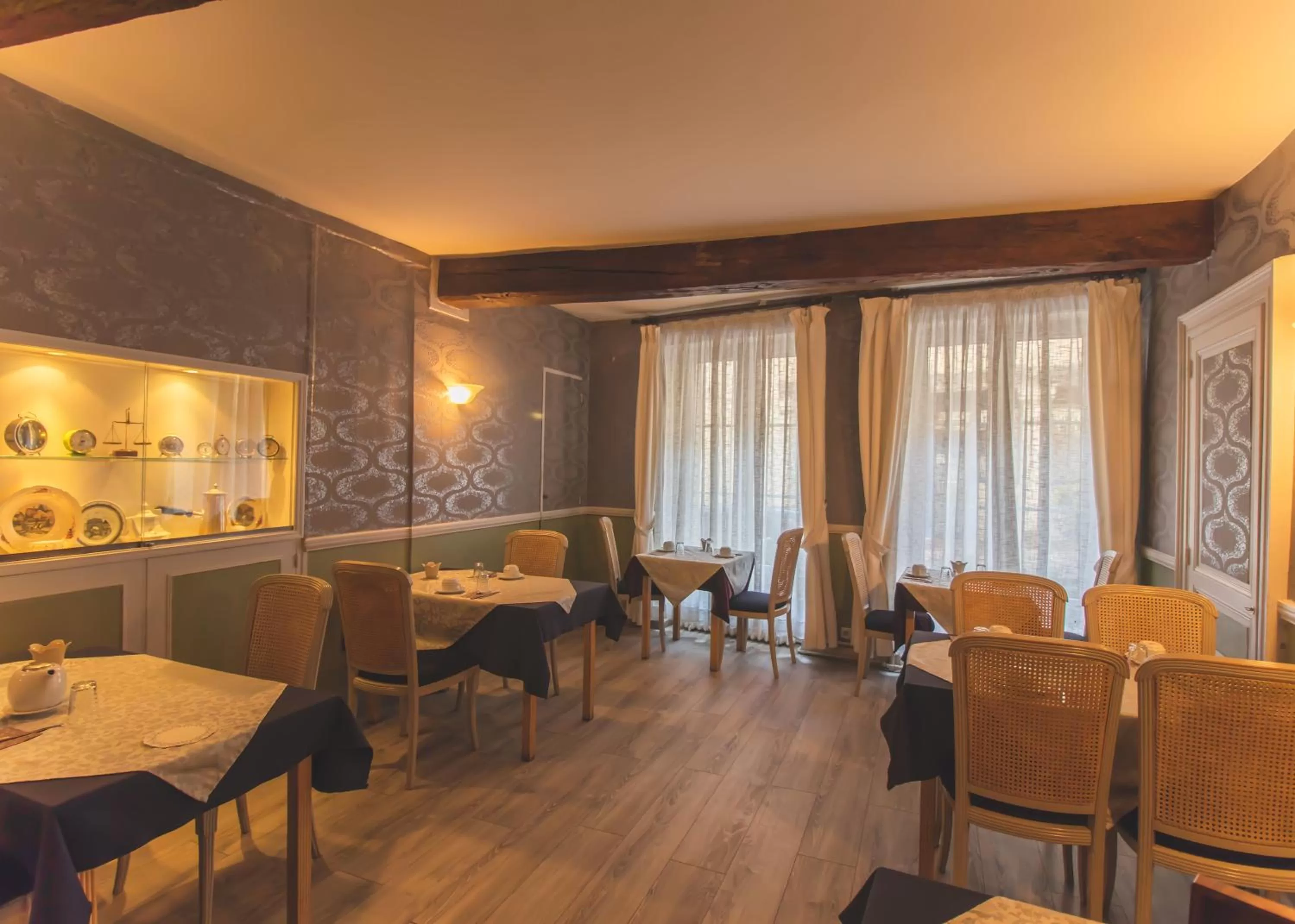 Breakfast in Hôtel De La Banniere De France