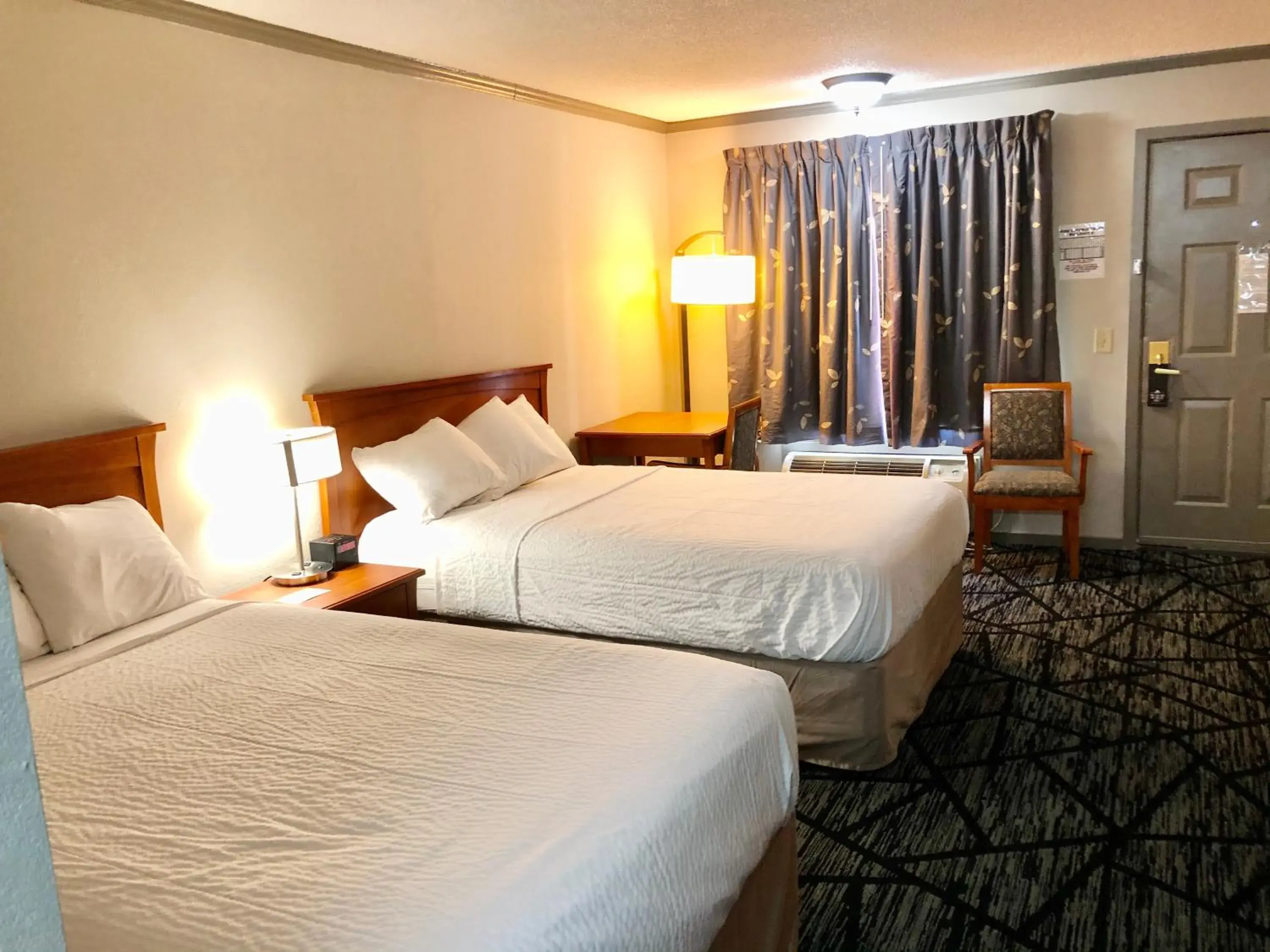 Photo of the whole room, Bed in Days Inn by Wyndham Manning