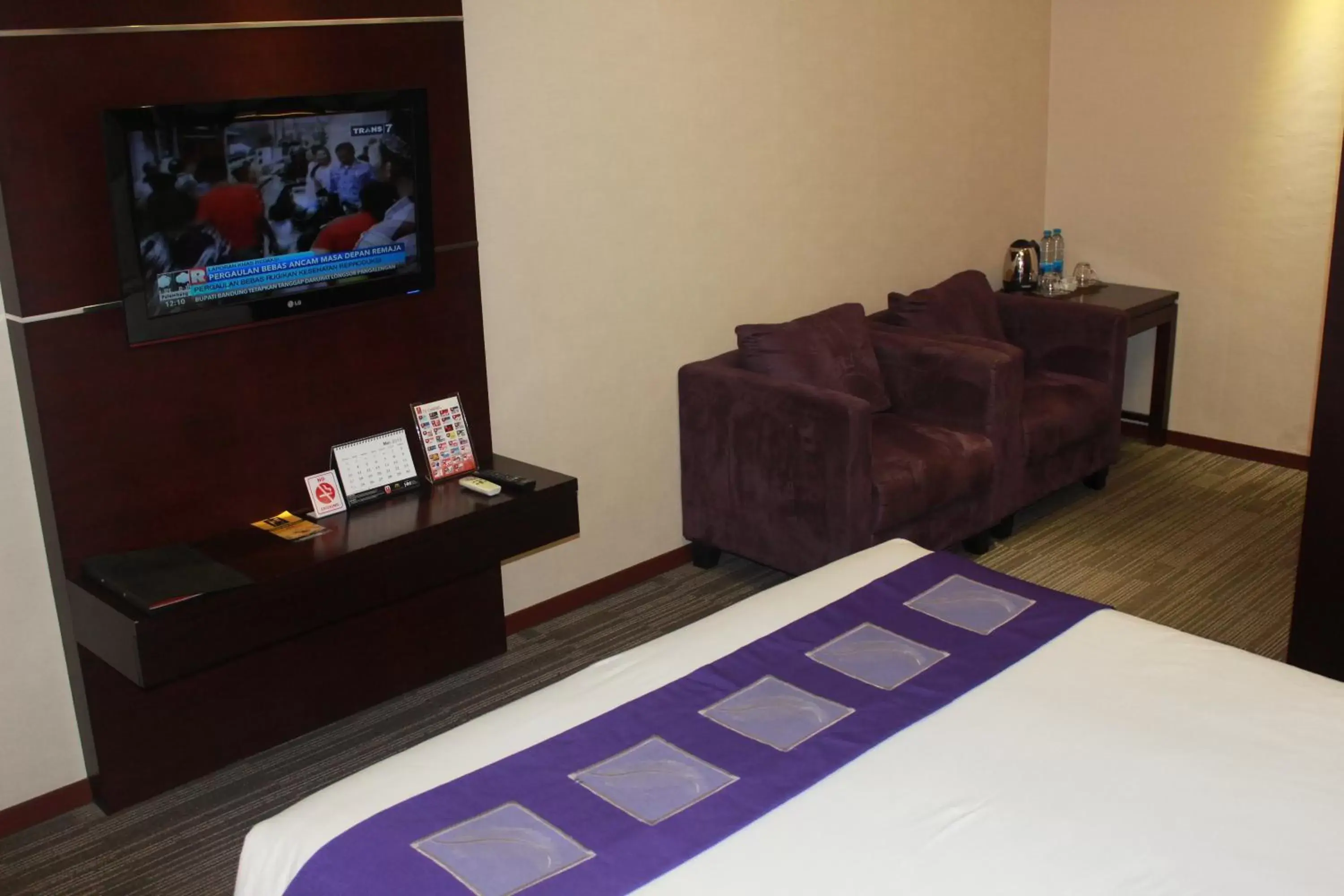 Bed, TV/Entertainment Center in Metro Hotel Jababeka