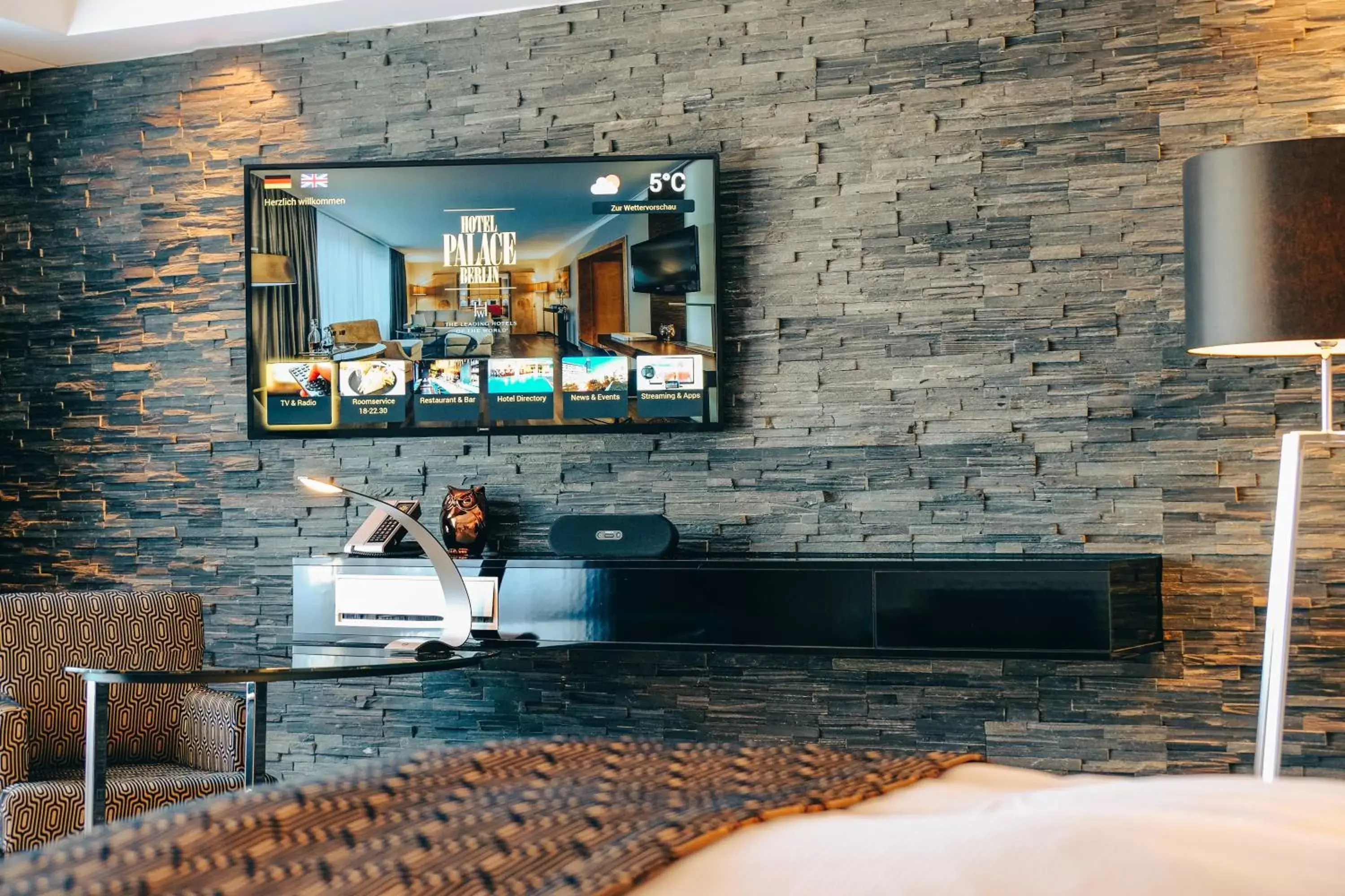 TV and multimedia, TV/Entertainment Center in Hotel Palace Berlin