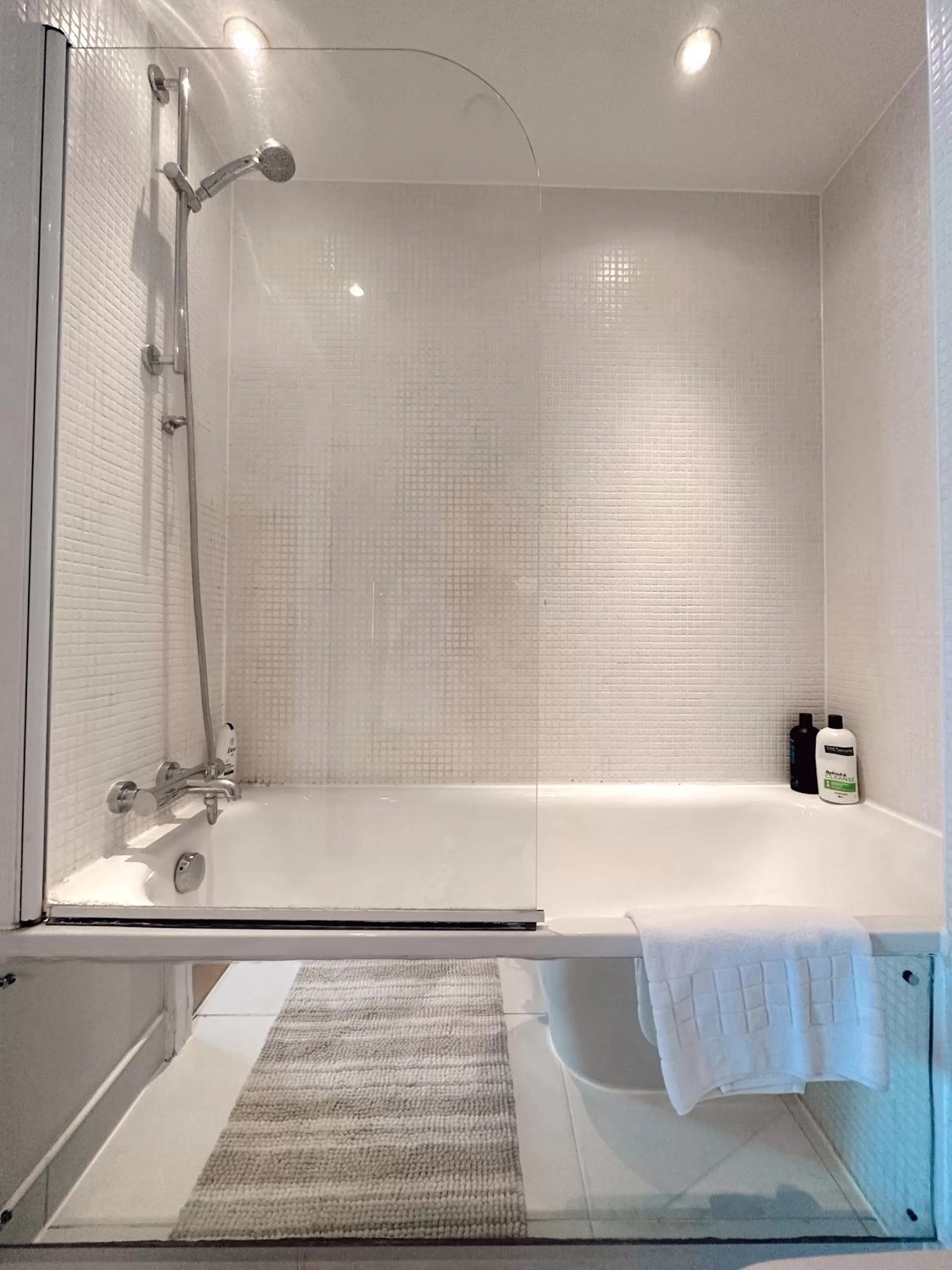 Bathroom in Canary Wharf - Luxury Apartments