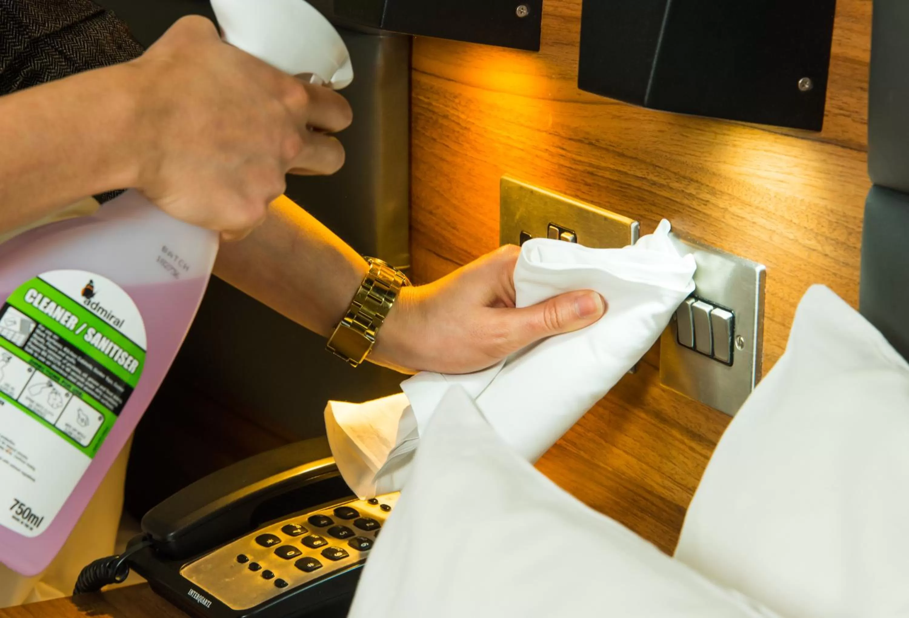 Bedroom in London Court Hotel