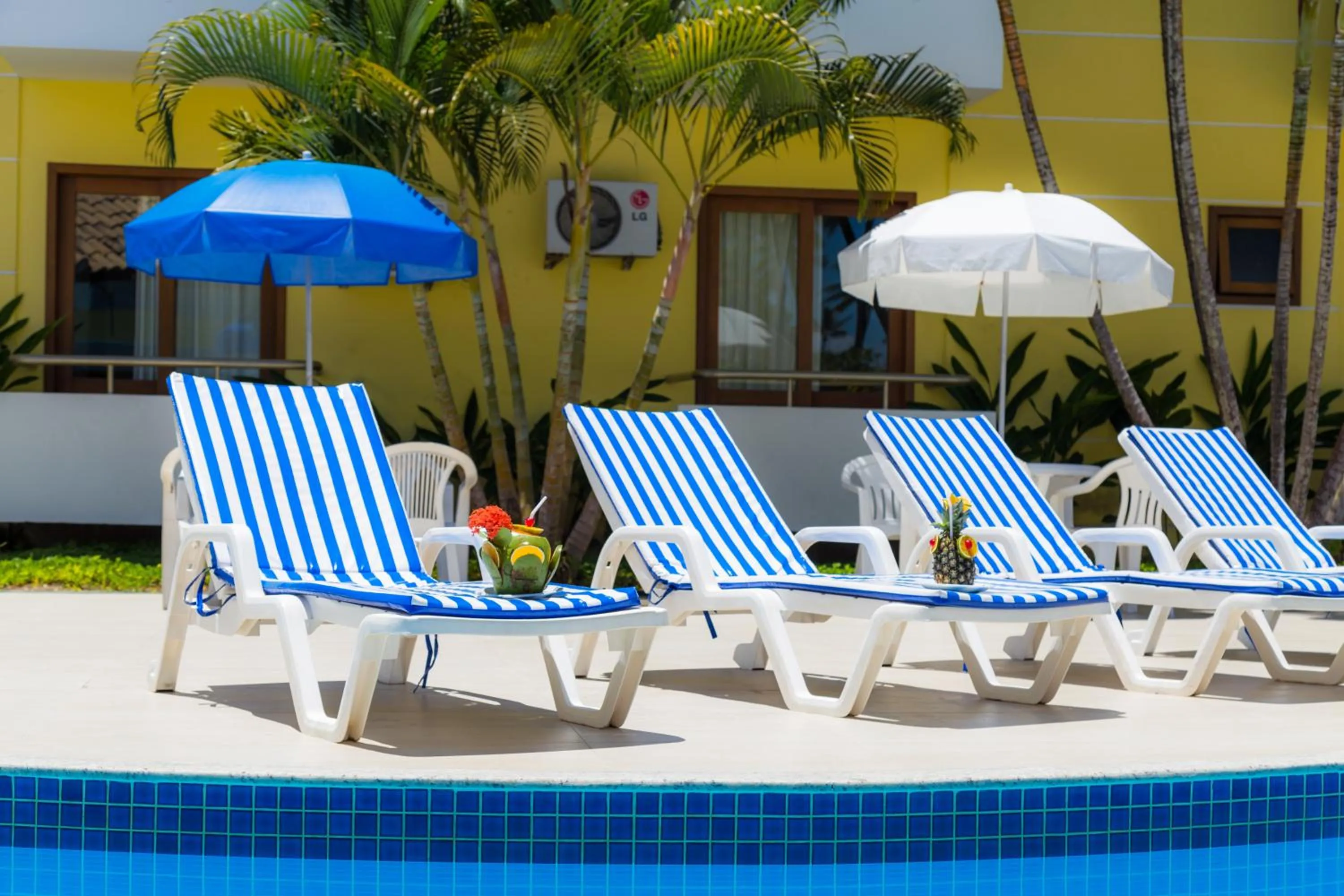 Swimming pool in Sunshine Praia Hotel