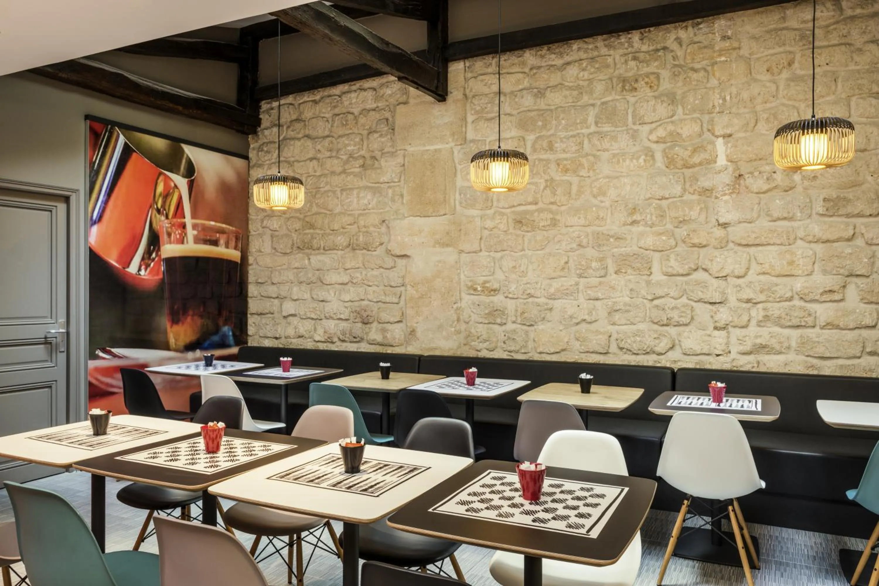 Restaurant/places to eat in ibis Paris Avenue de la Republique