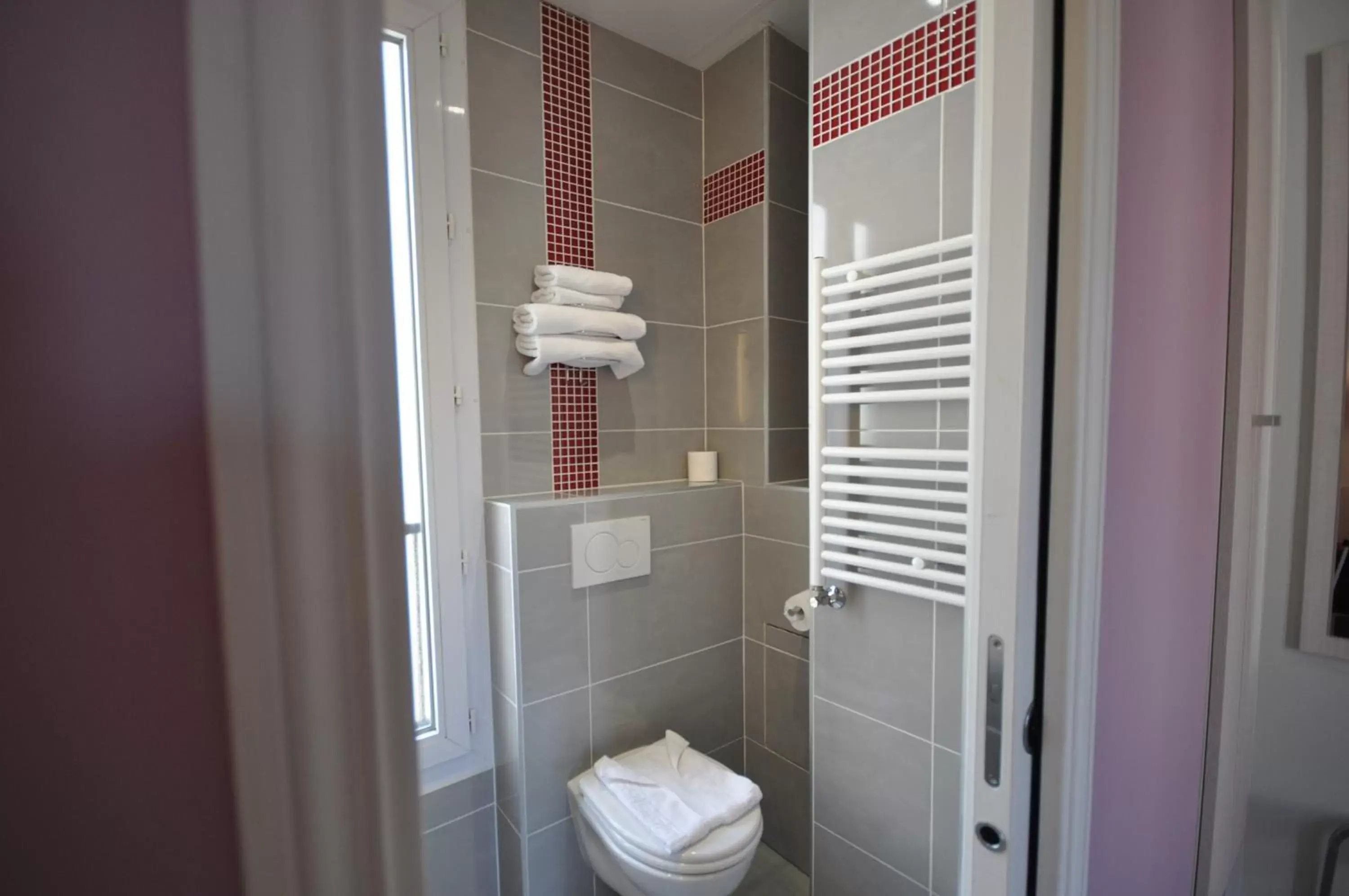 Photo of the whole room, Bathroom in Grand Hôtel De Turin