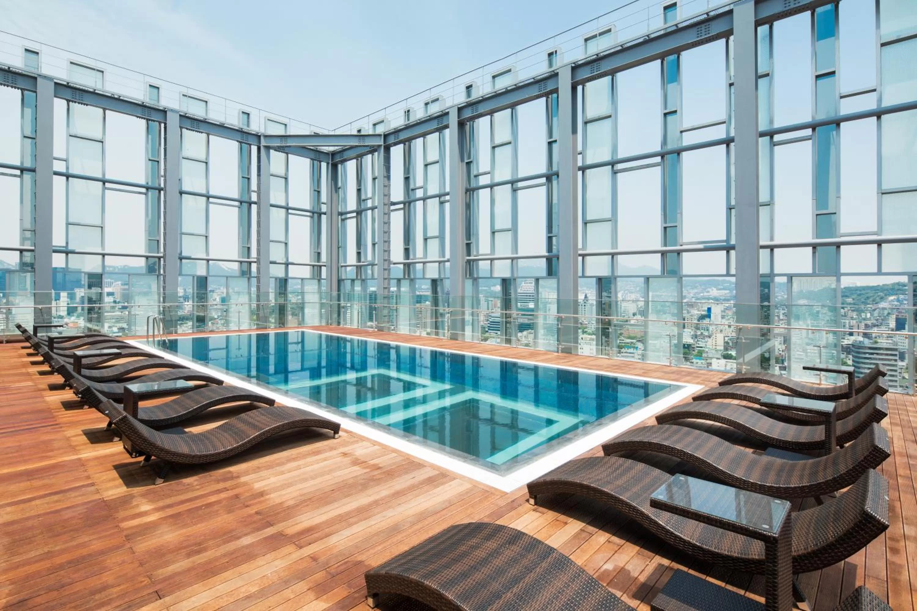 Swimming pool in Novotel Ambassador Seoul Dongdaemun Hotels & Residences