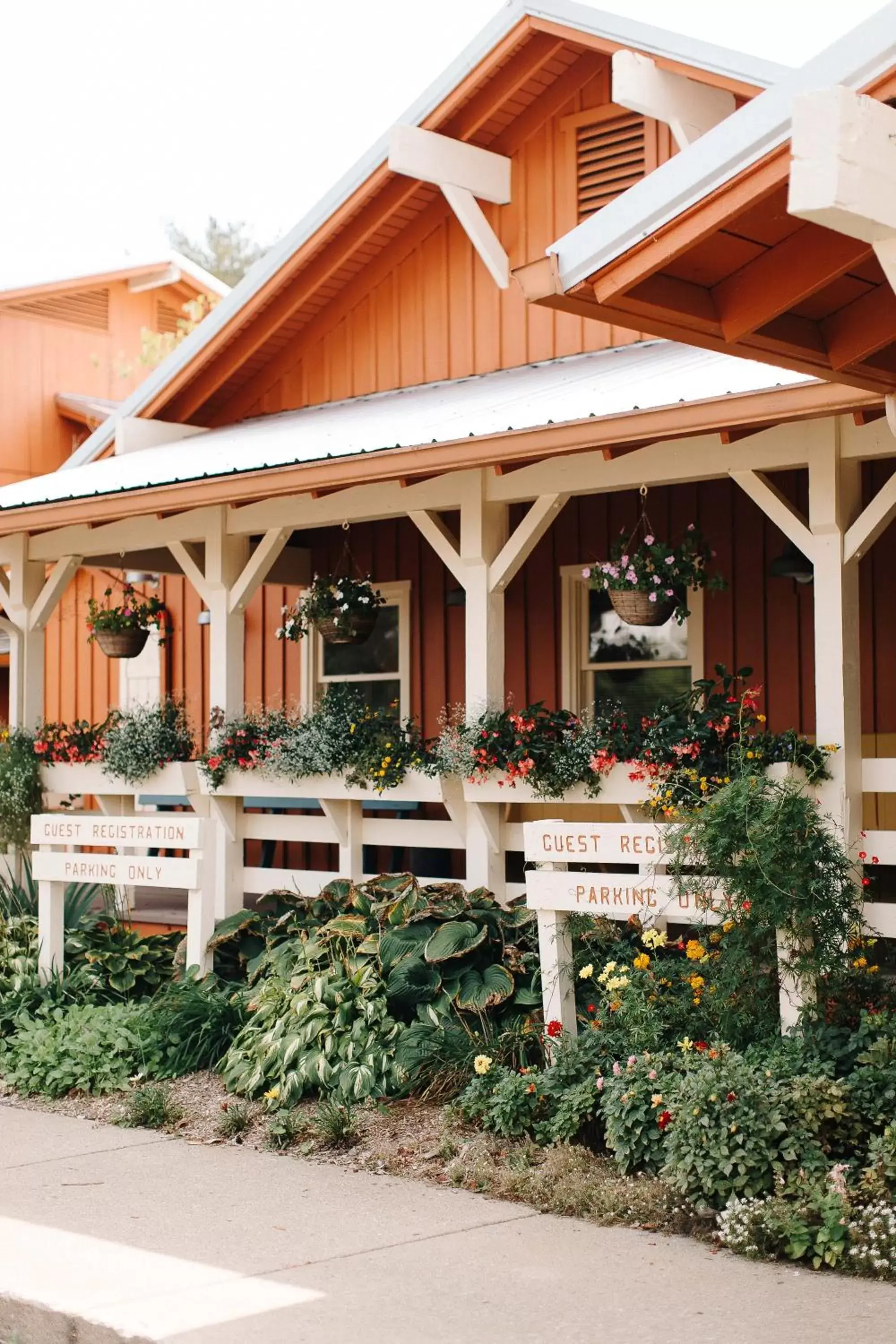 Facade/entrance in Brown County Inn