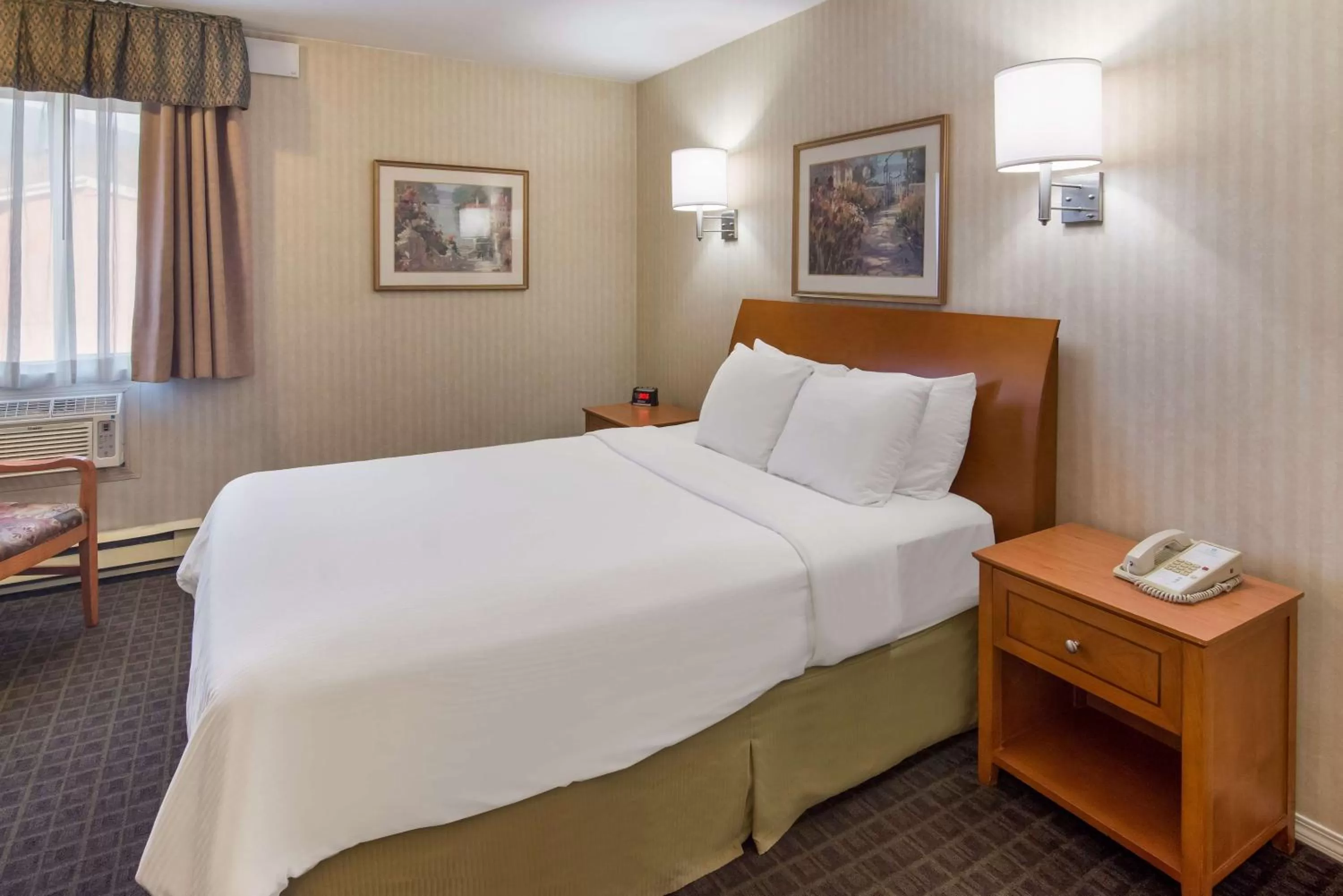 Bedroom, Bed in SureStay Hotel by Best Western North Vancouver Capilano