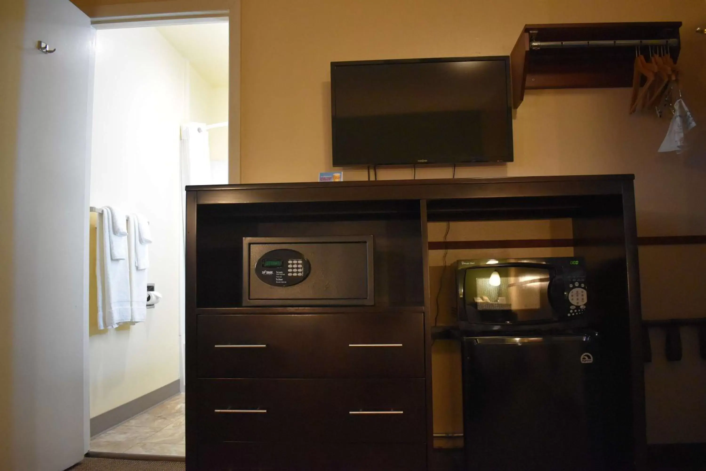 Photo of the whole room, TV/Entertainment Center in SureStay Hotel by Best Western Portland City Center