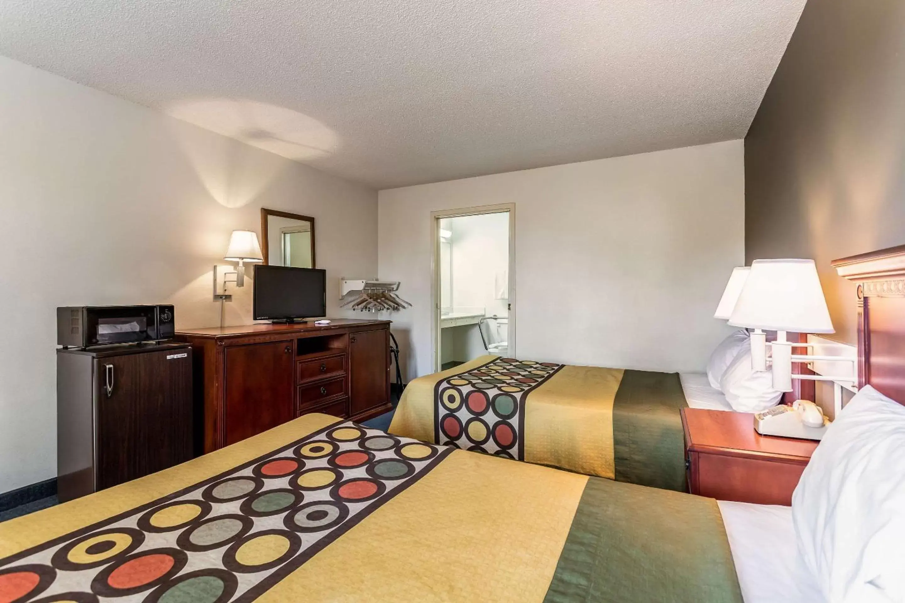 Photo of the whole room, Bed in Rodeway Inn