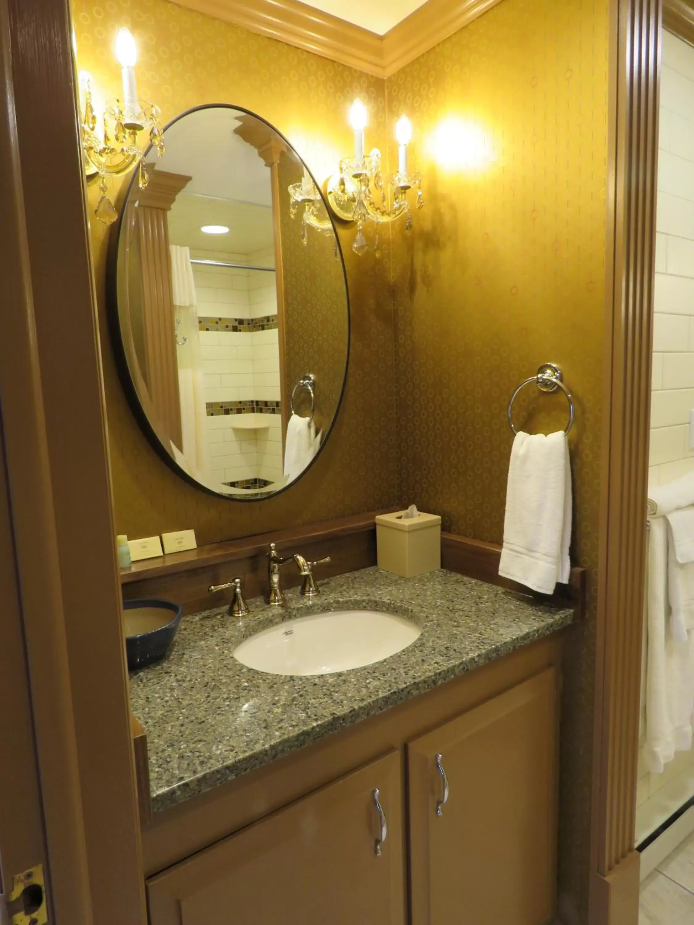 Bathroom in Altland House Inn & Suites