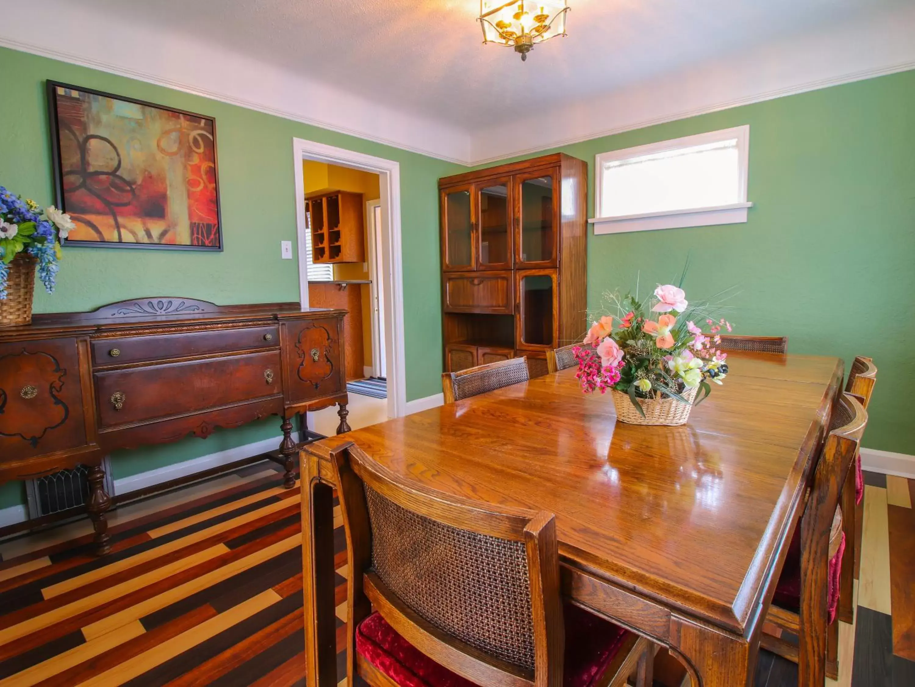 Dining Area in James Bay Inn Hotel, Suites & Cottage