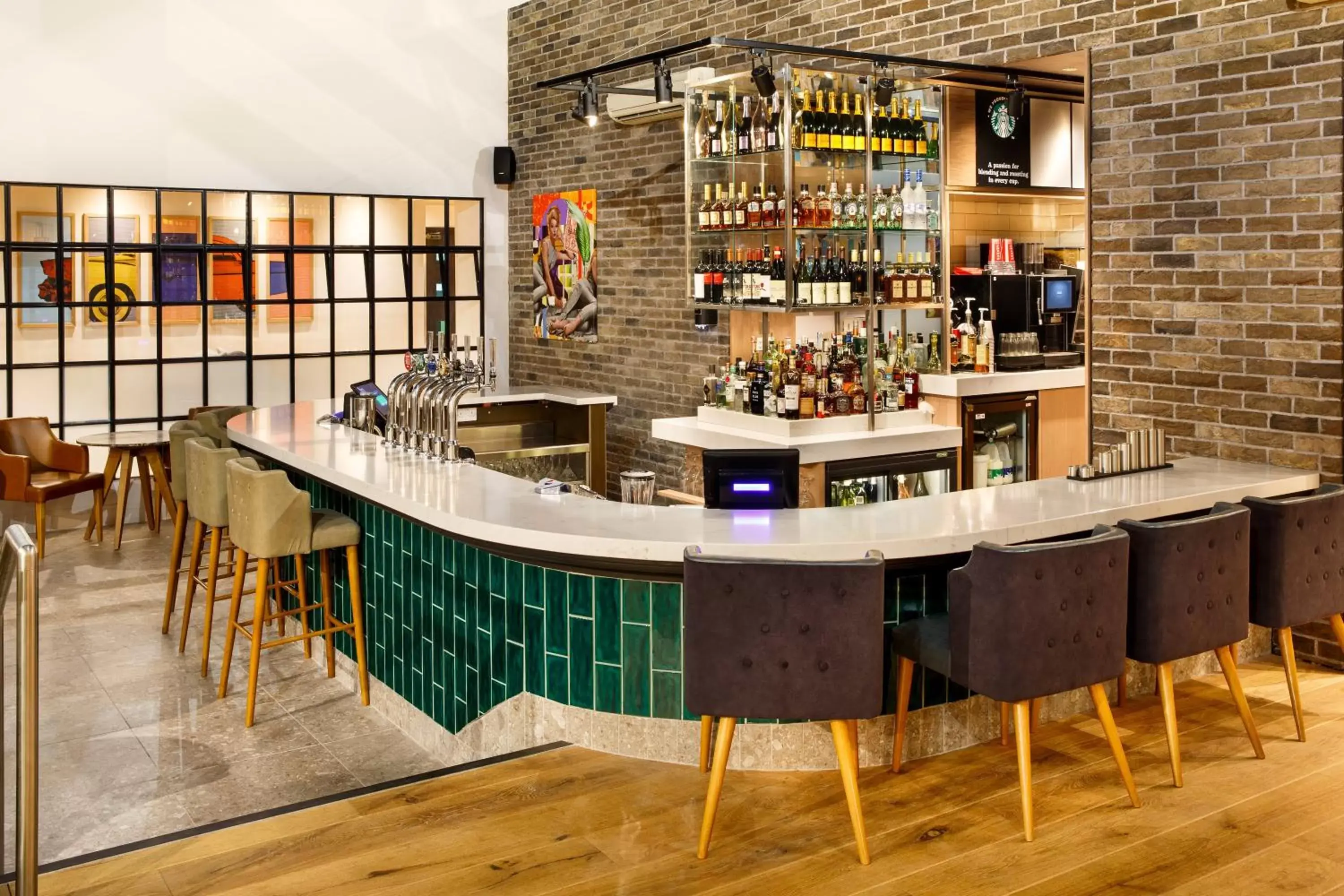 Lounge or bar, Lounge/Bar in Holiday Inn Brentwood, an IHG Hotel