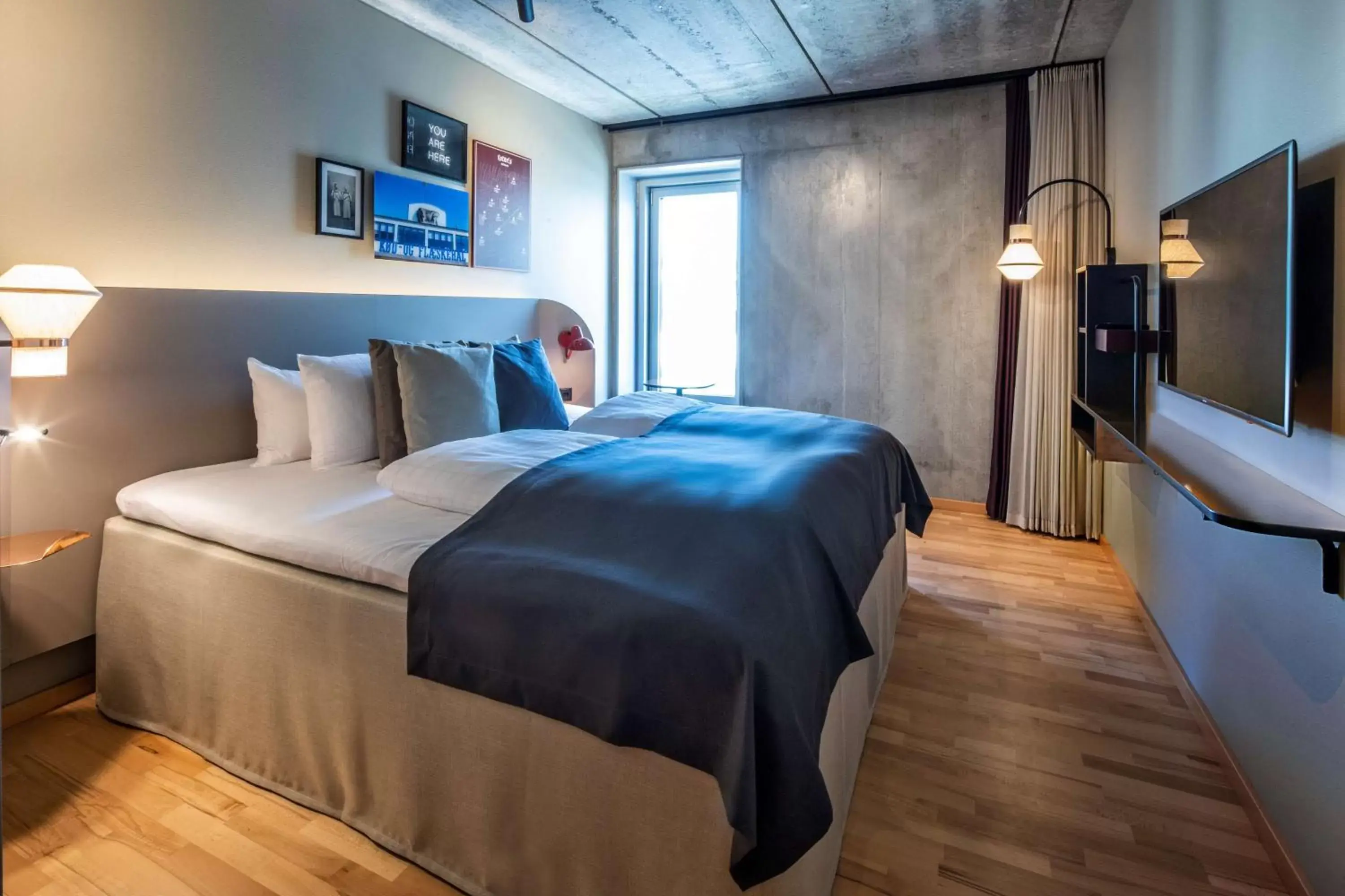Photo of the whole room, Bed in Scandic Kødbyen