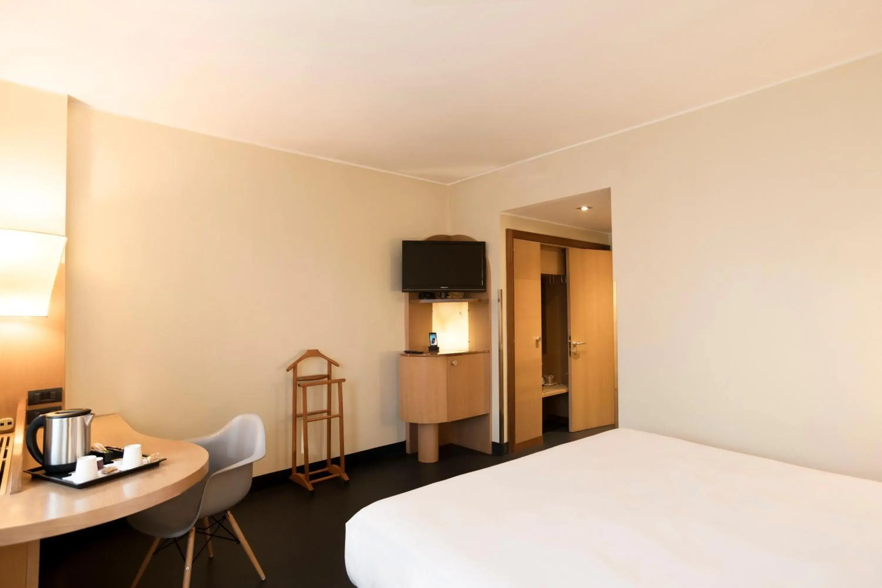 Photo of the whole room, Bed in Mercure Roma West