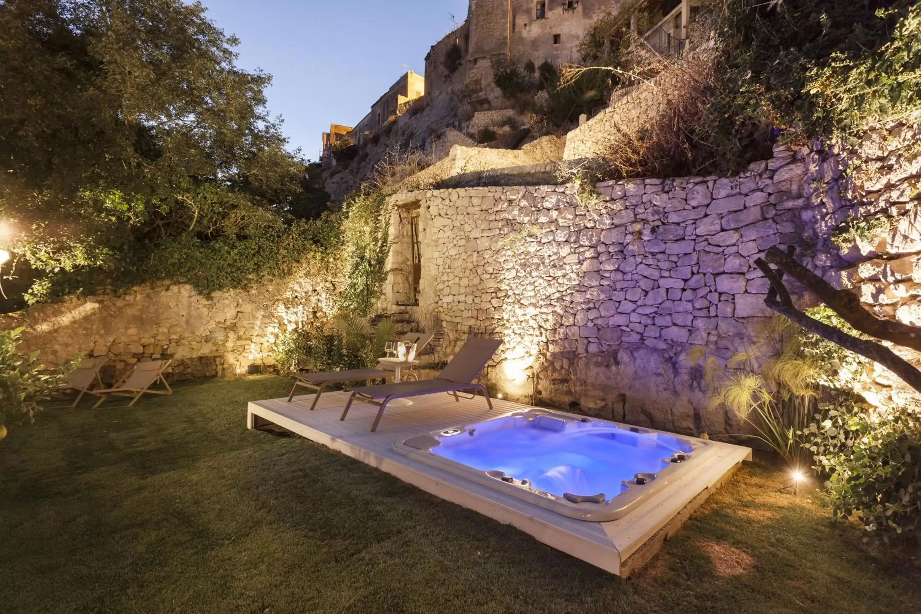 Hot Tub, Swimming Pool in Relais & Châteaux Locanda Don Serafino