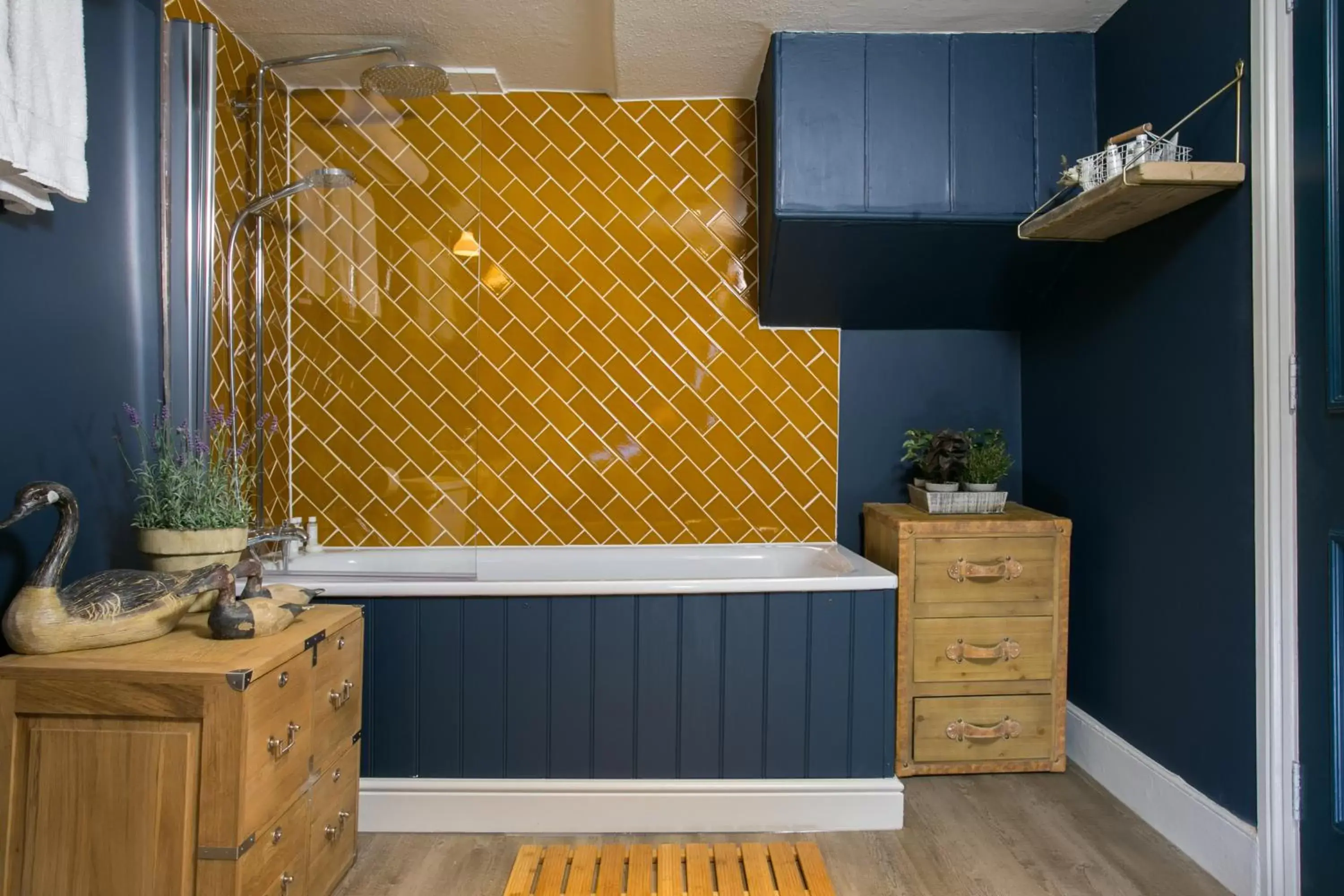 Bathroom, Kitchen/Kitchenette in The Huntsman of Brockenhurst