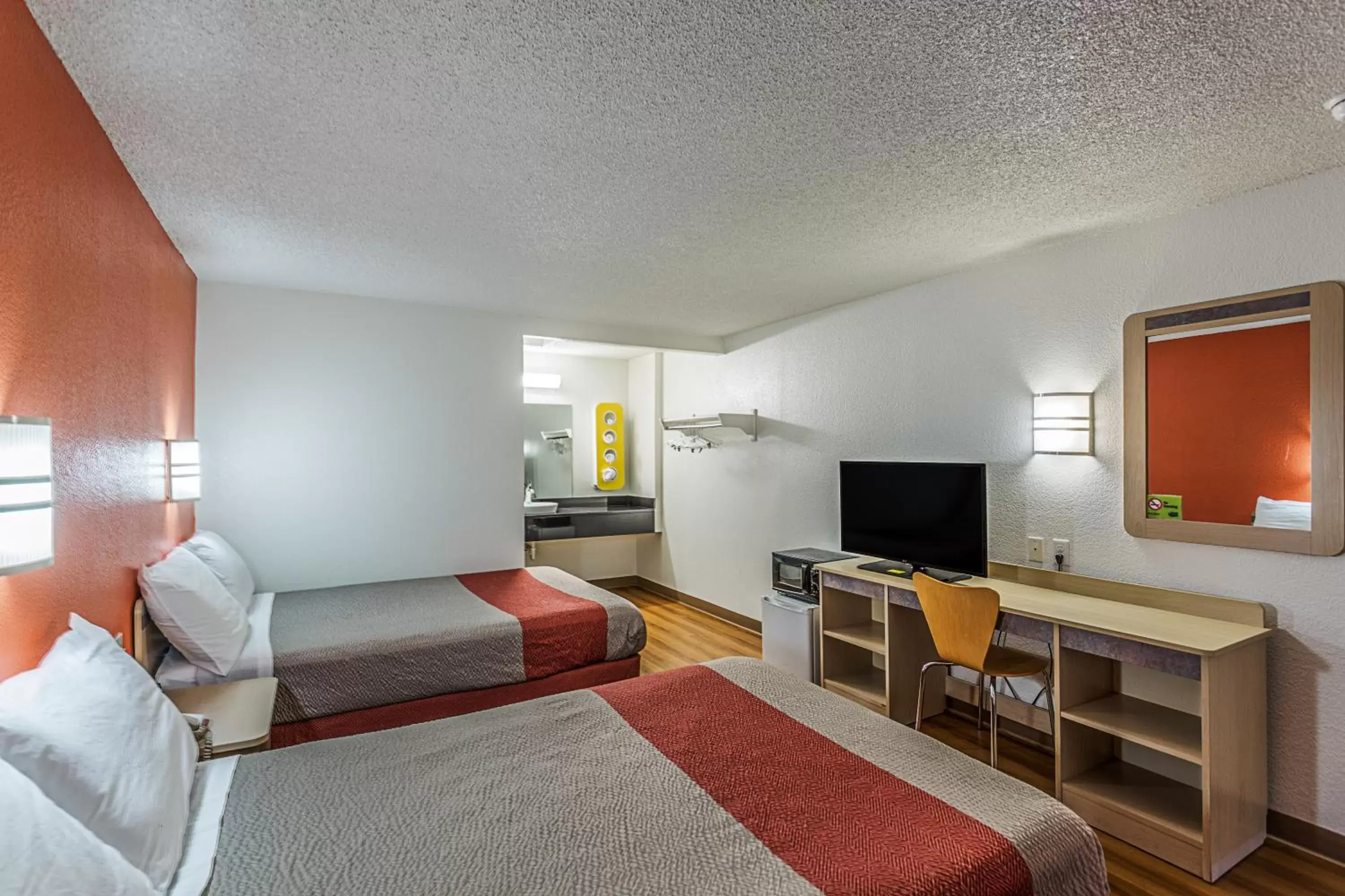 Bedroom, TV/Entertainment Center in Motel 6-Richland, WA