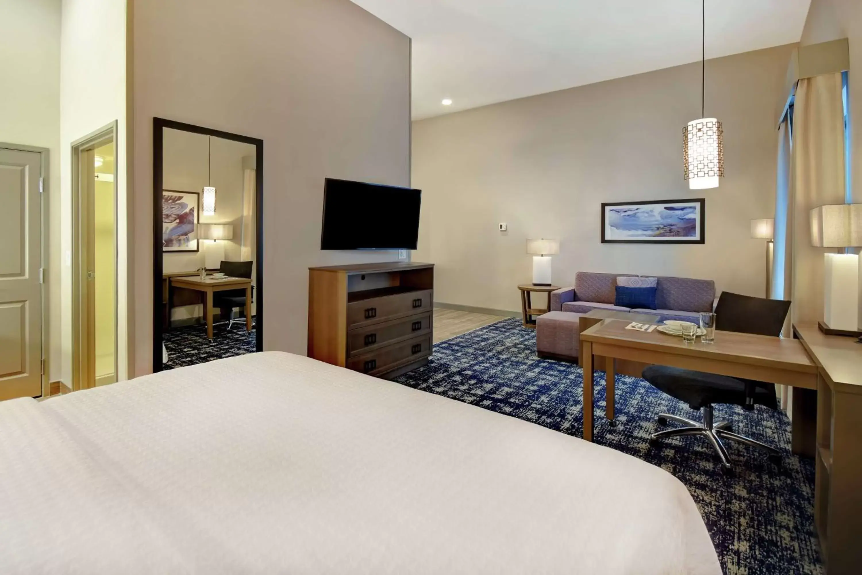 Bedroom, TV/Entertainment Center in Homewood Suites By Hilton Orange New Haven