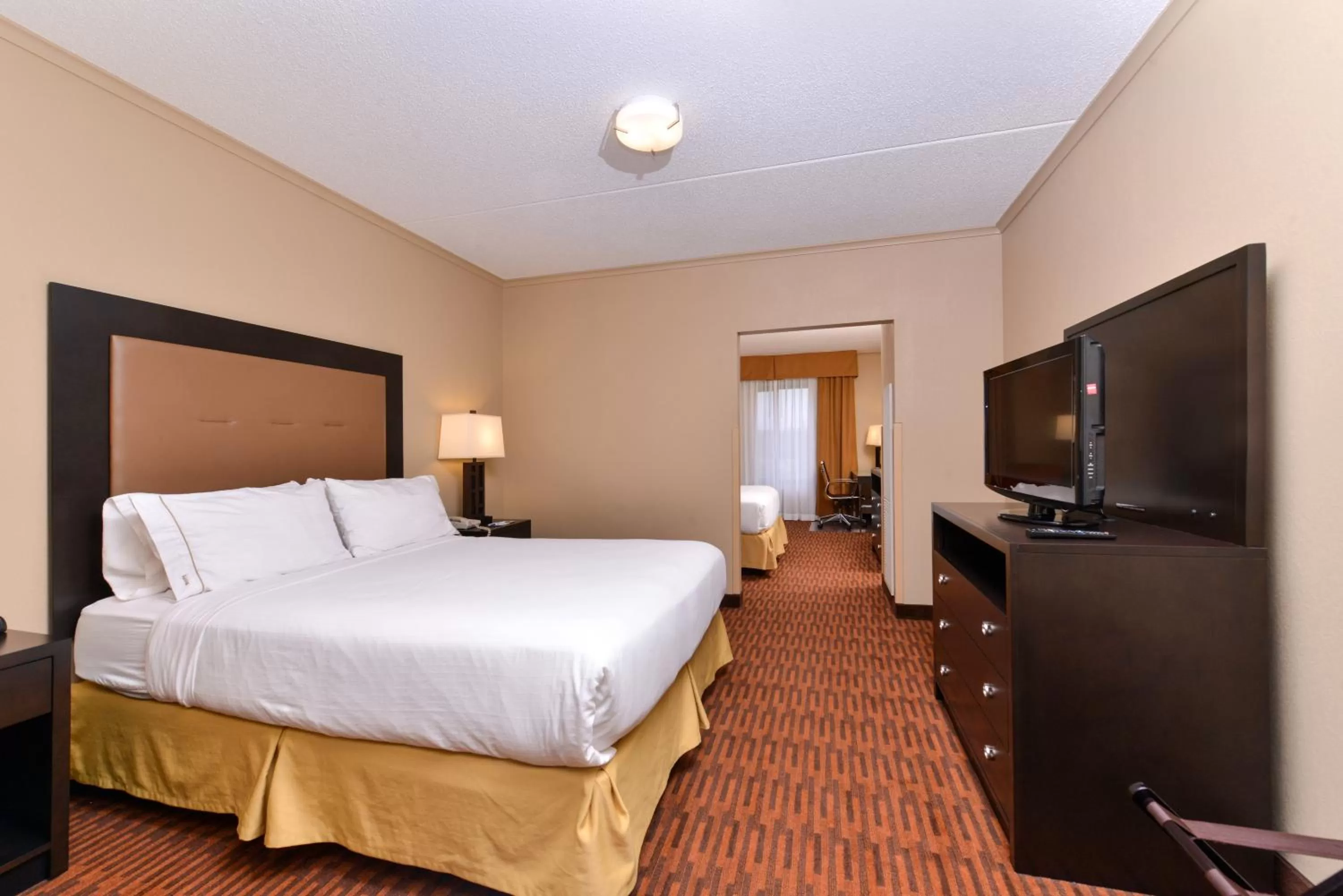 Photo of the whole room, Bed in Holiday Inn Express Breezewood by IHG