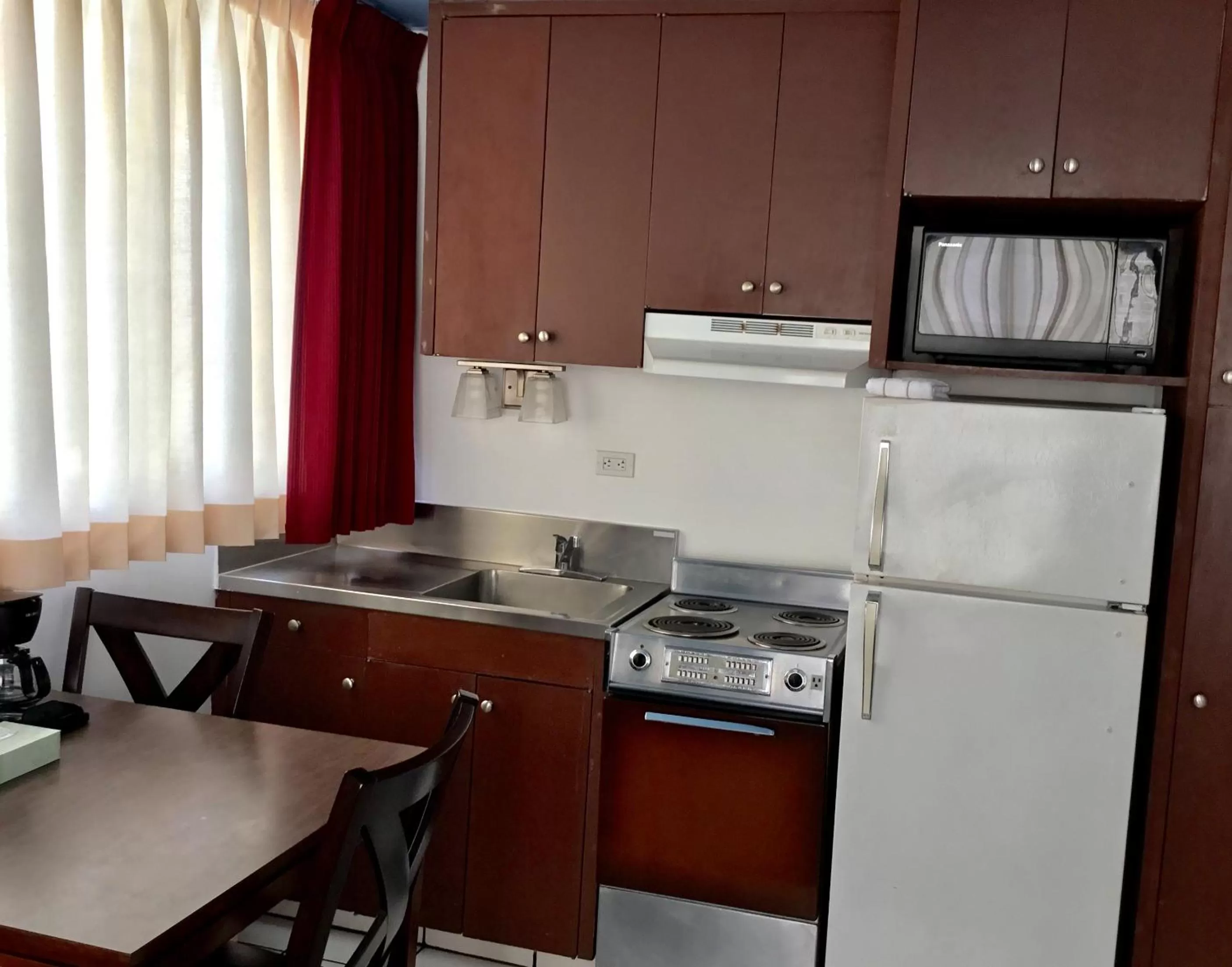 Kitchen or kitchenette in Holiday Surf Hotel (with full kitchen)