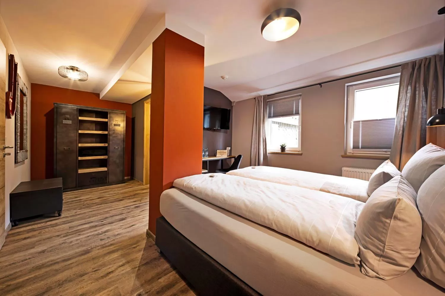 Photo of the whole room, Bed in Die Sperre