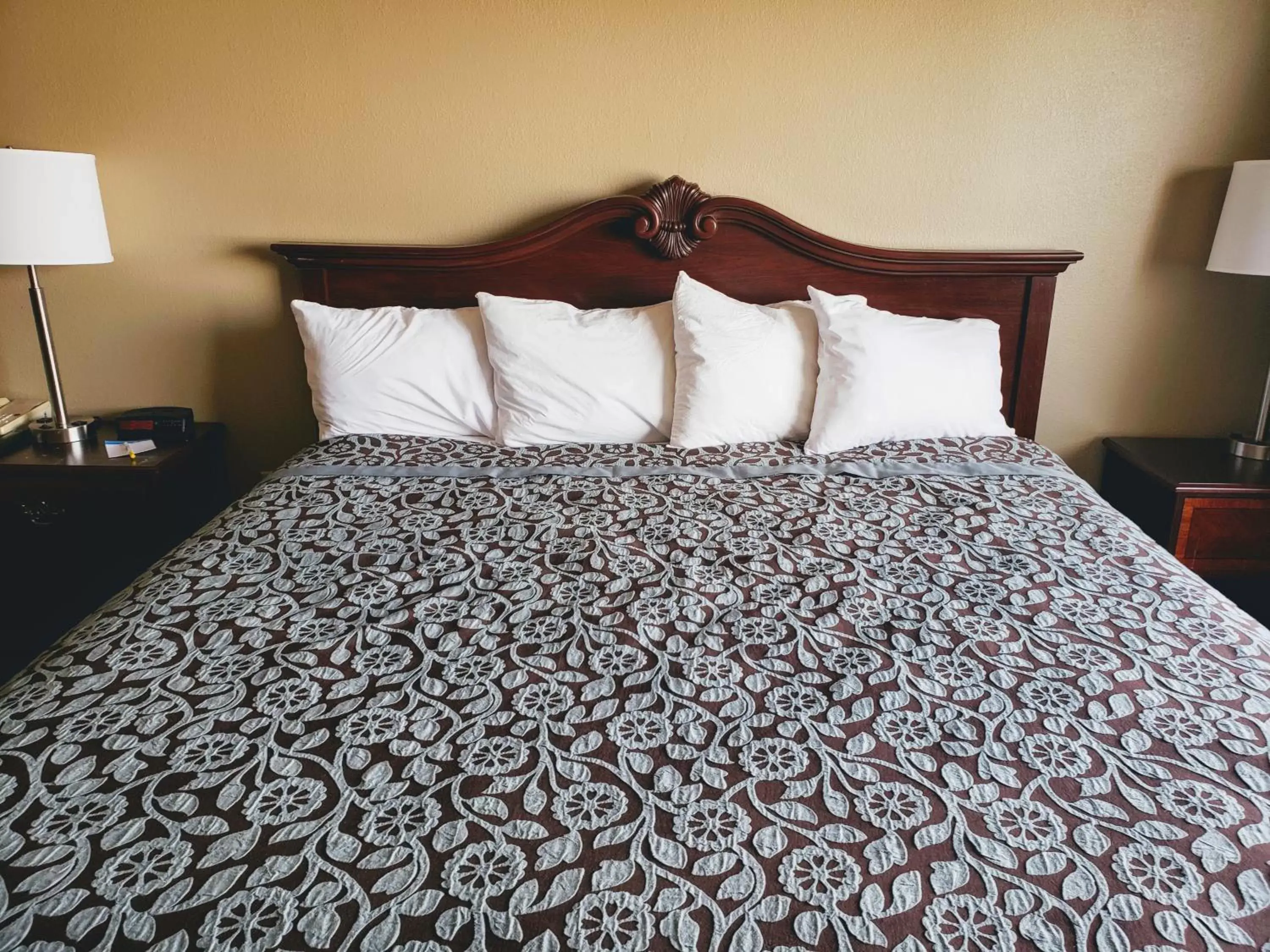 Bed in Days Inn & Suites by Wyndham of Morris