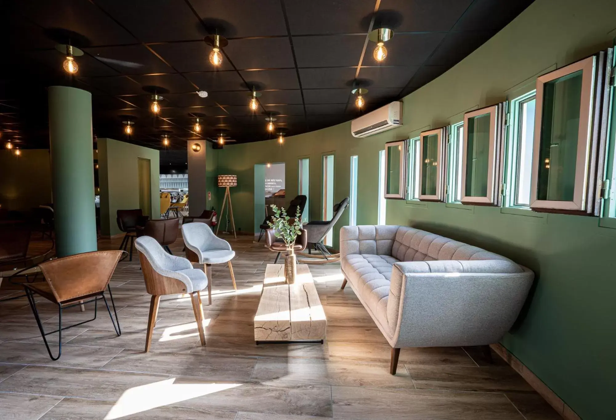 Seating area in PoMo Hôtel & Restaurant