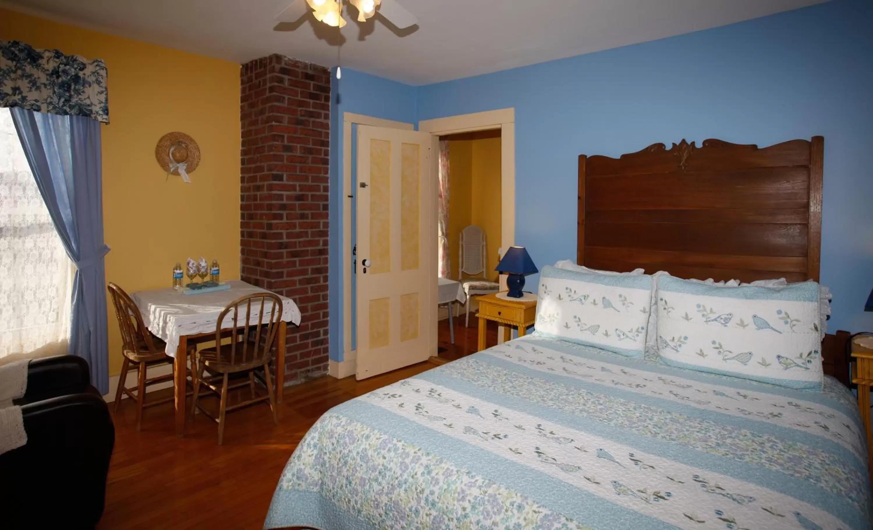 Queen Room in À Amour et Amitié Queen Room in À Amour et Amitié