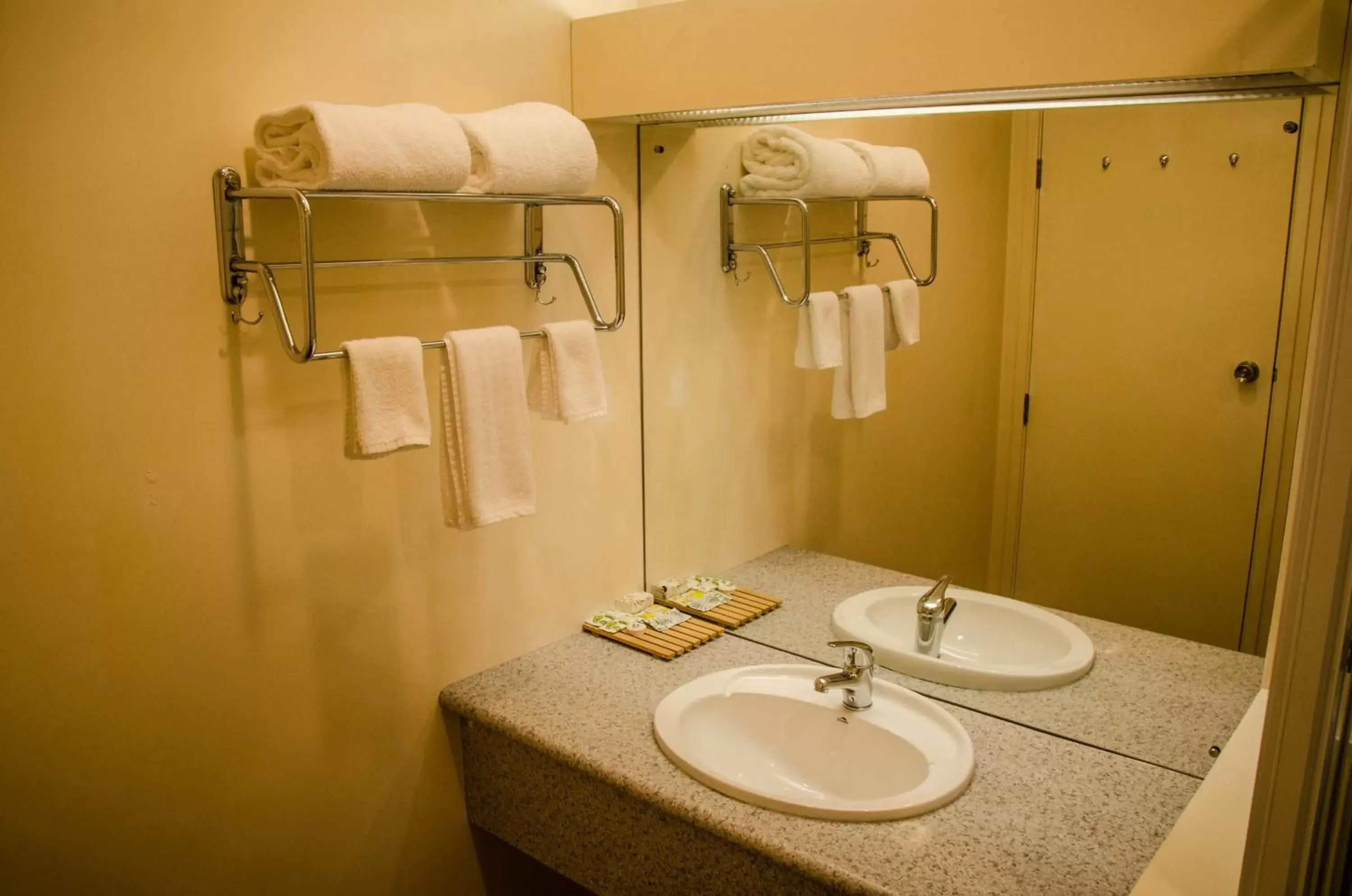 Bathroom in Alpers Lodge & Conference Centre