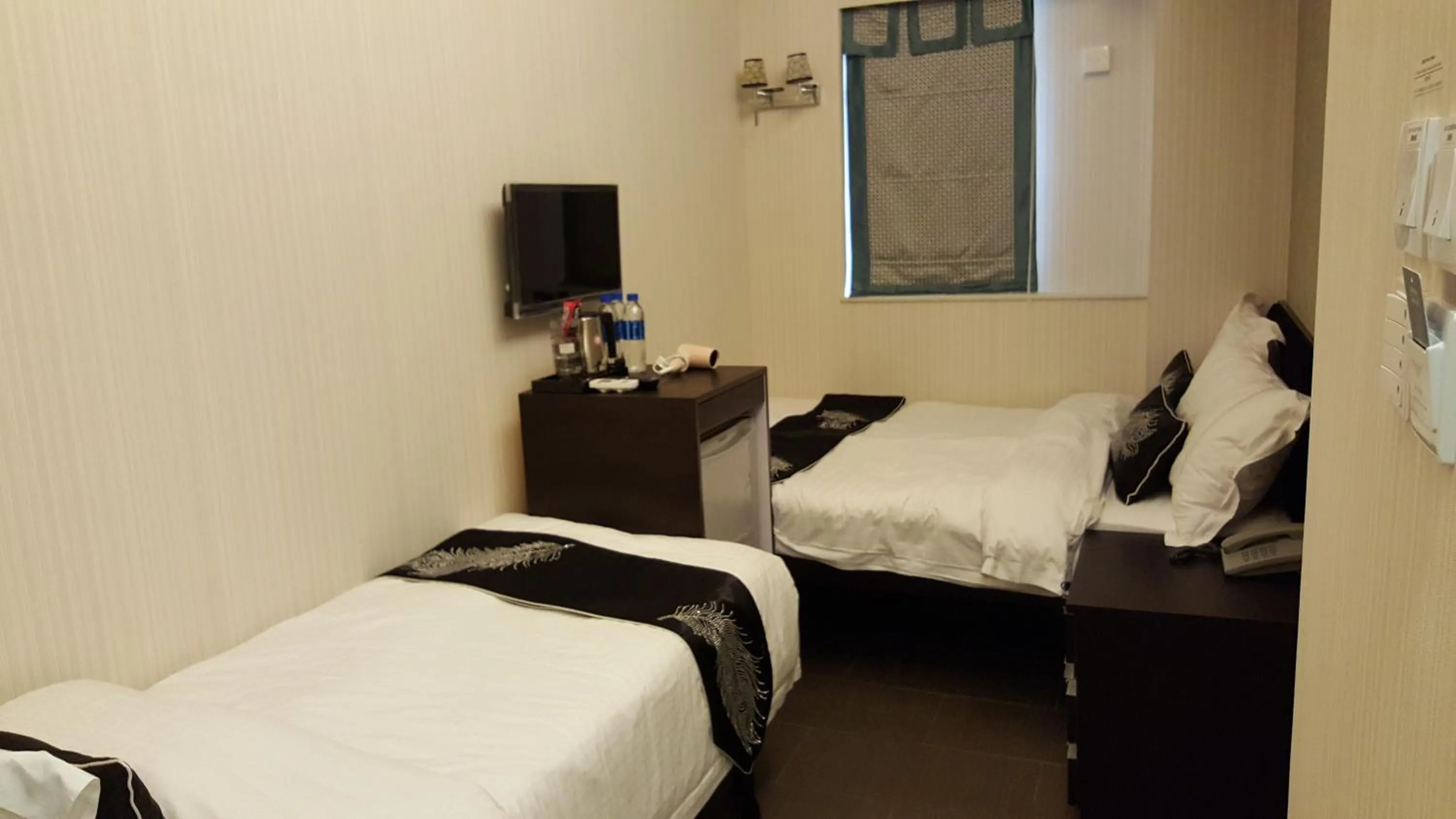 Bed in Seasons Hotel - Causeway Bay