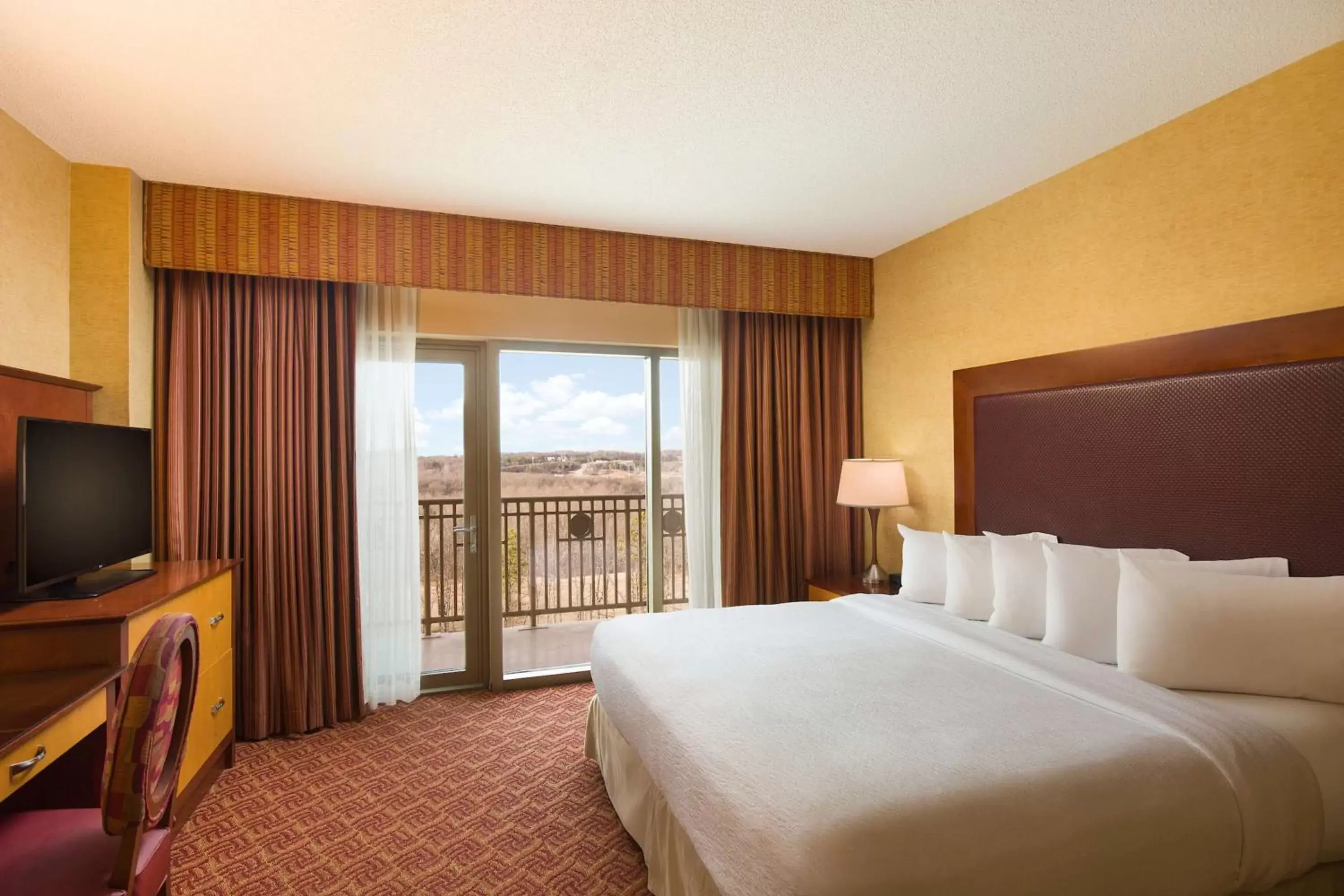 Premium Suite with One King Bed and Two Queen Beds in Embassy Suites by Hilton Charlotte Concord Golf Resort & Spa