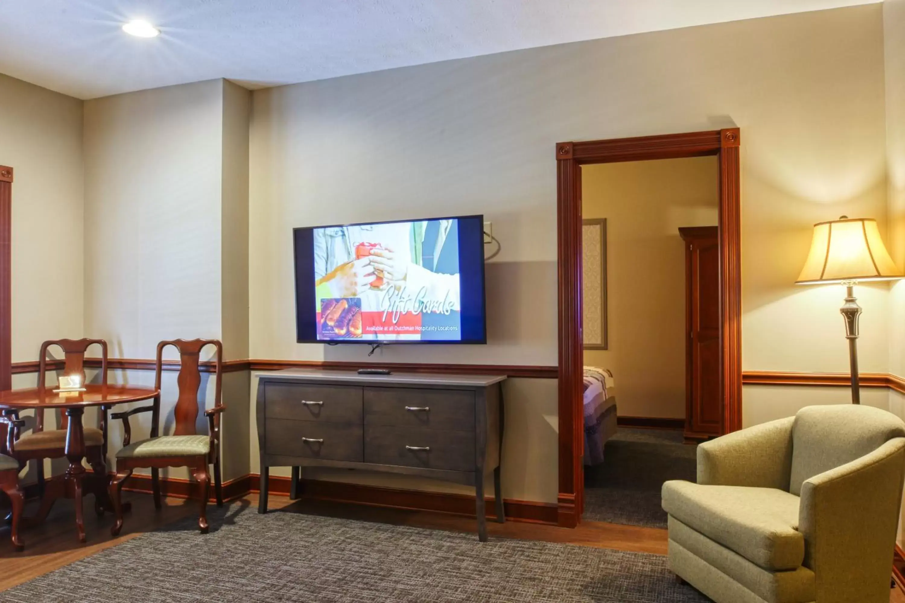 Communal lounge/ TV room, TV/Entertainment Center in Carlisle Inn Walnut Creek