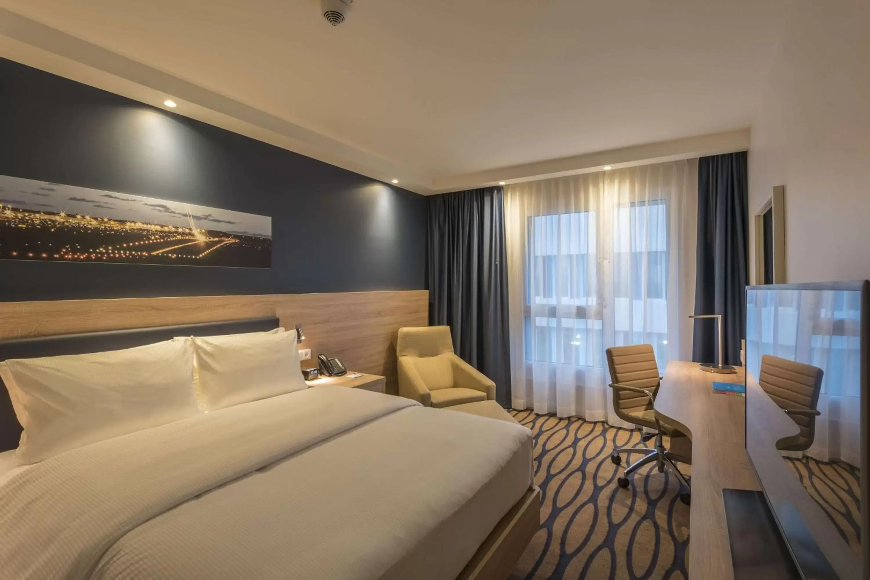 Bedroom, Bed in Hampton By Hilton Frankfurt Airport