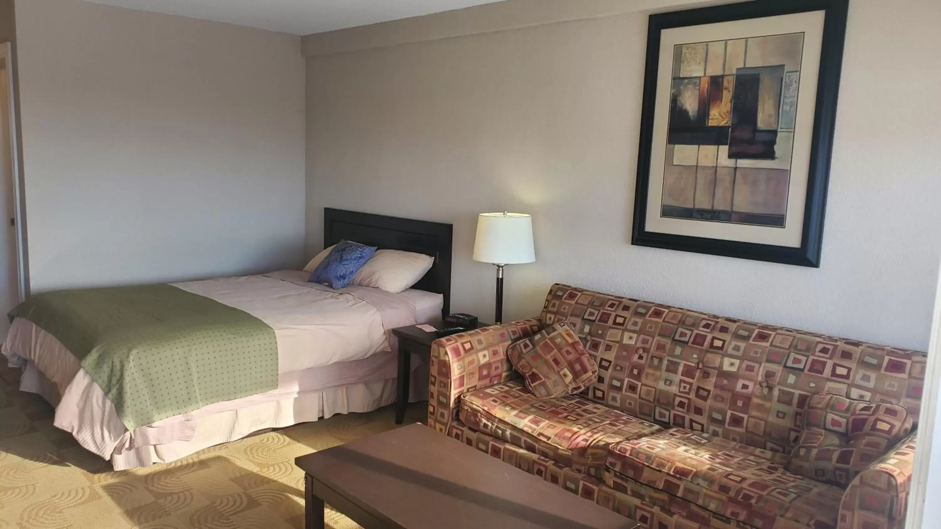 Bed in Shoreside Inn & Suites