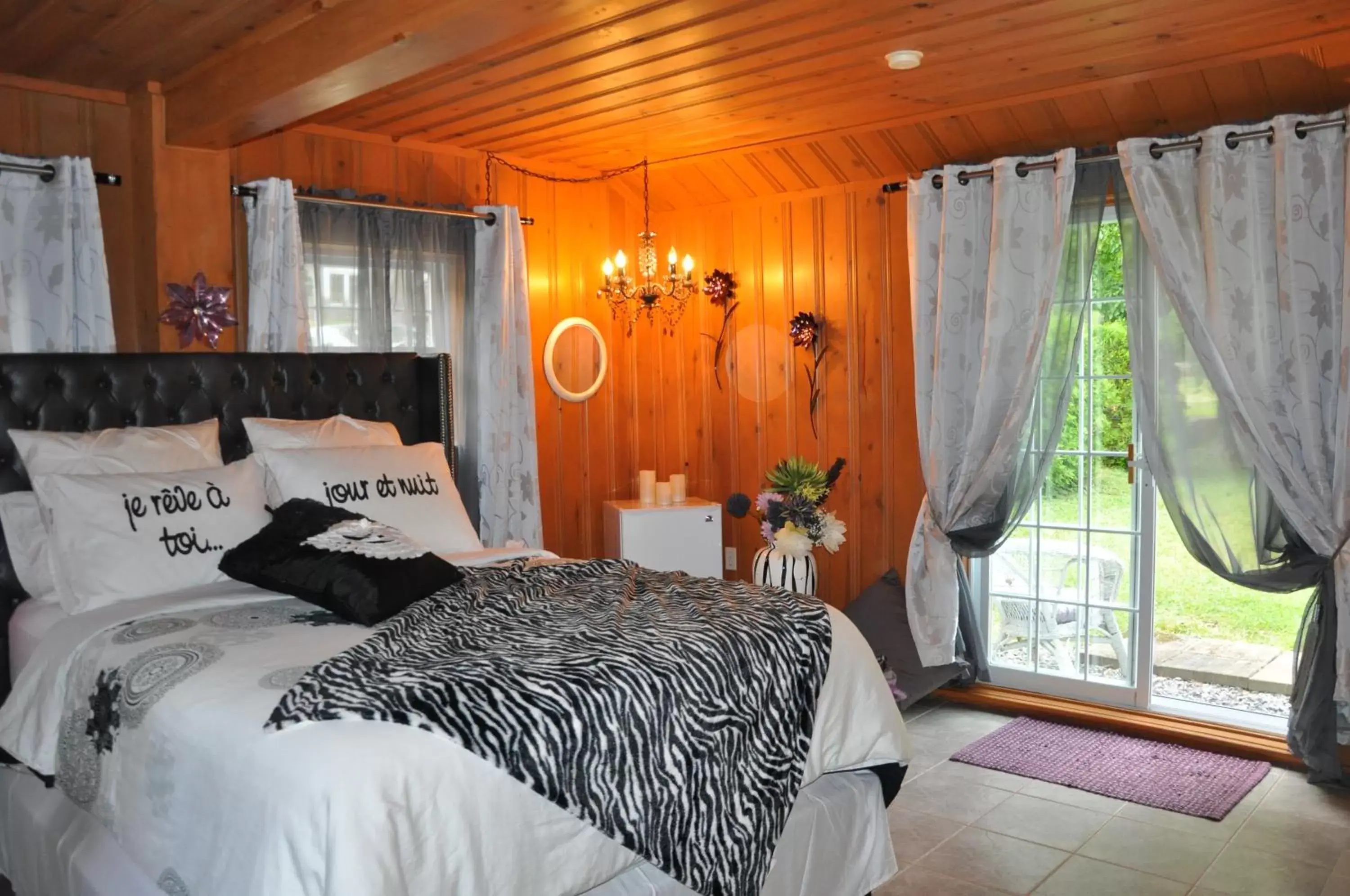 Bedroom, Bed in Auberge sur la Côte