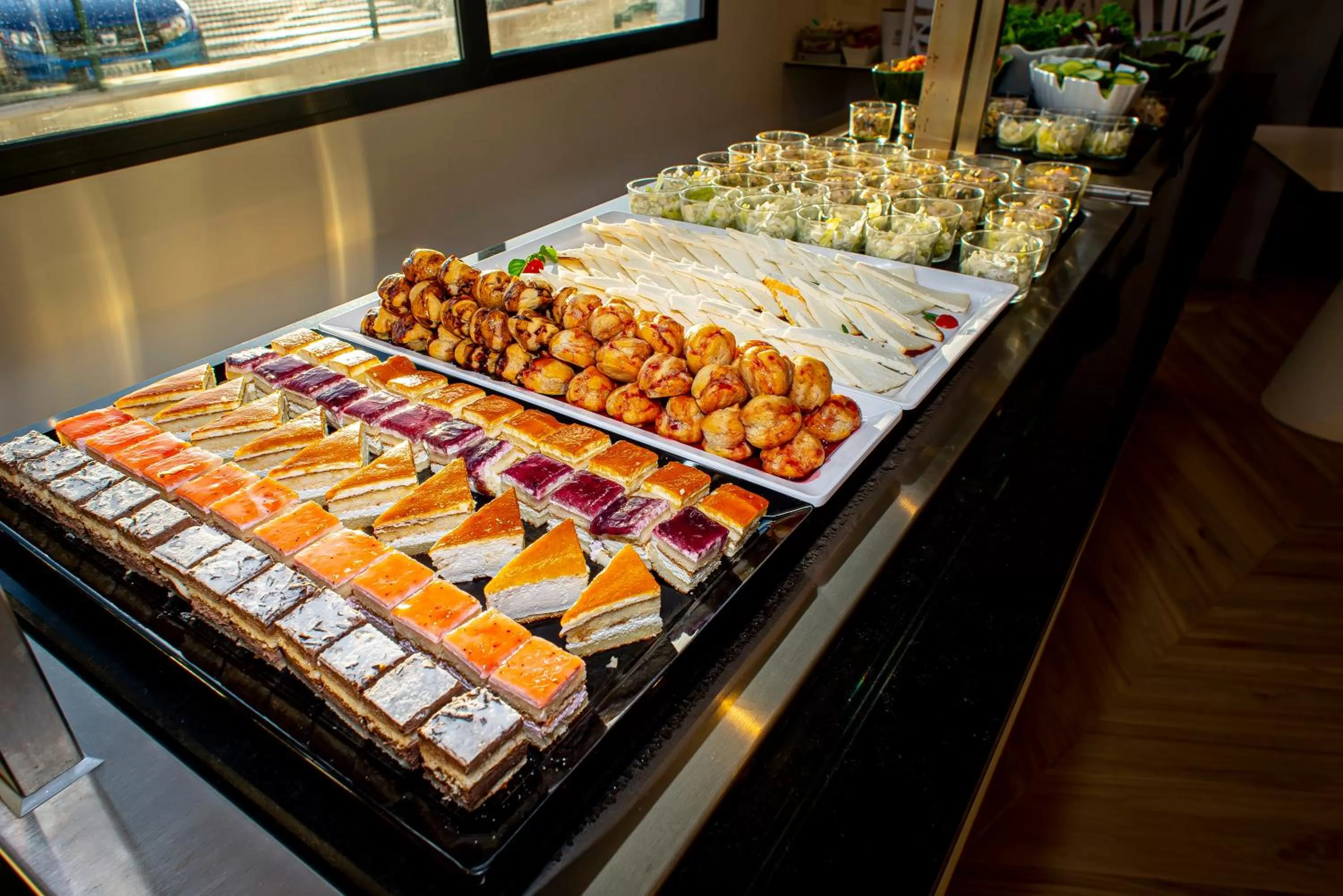 Restaurant/places to eat in Hotel Taimar