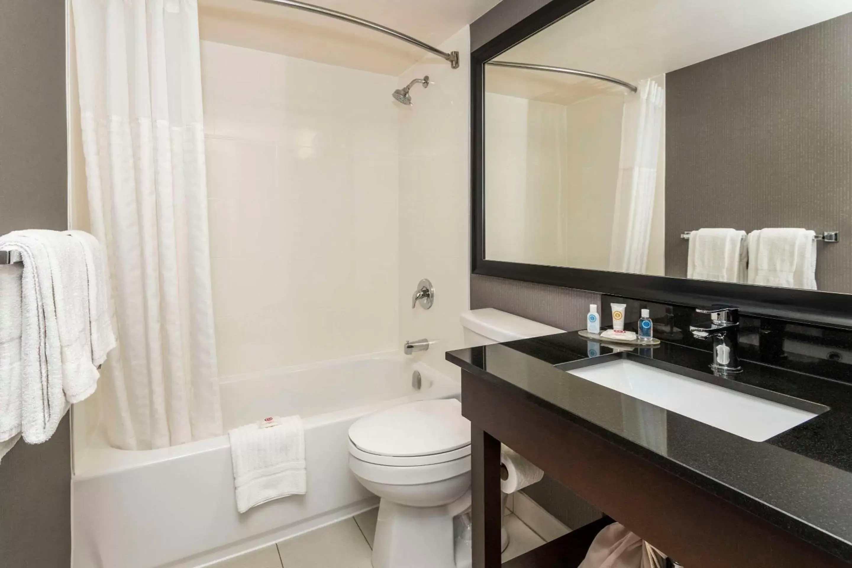 Bedroom, Bathroom in Comfort Inn Drummondville