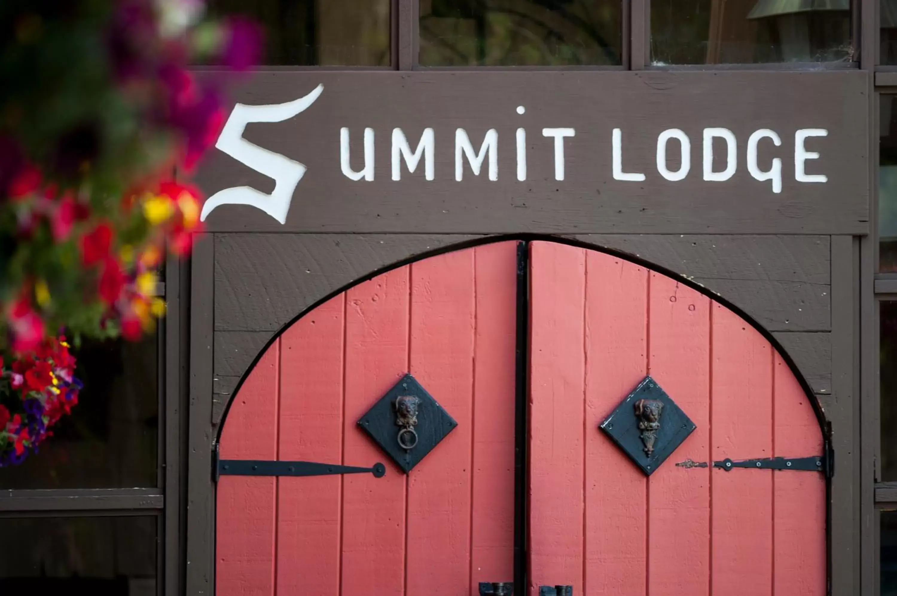 Facade/entrance, Property Logo/Sign in Summit Lodge