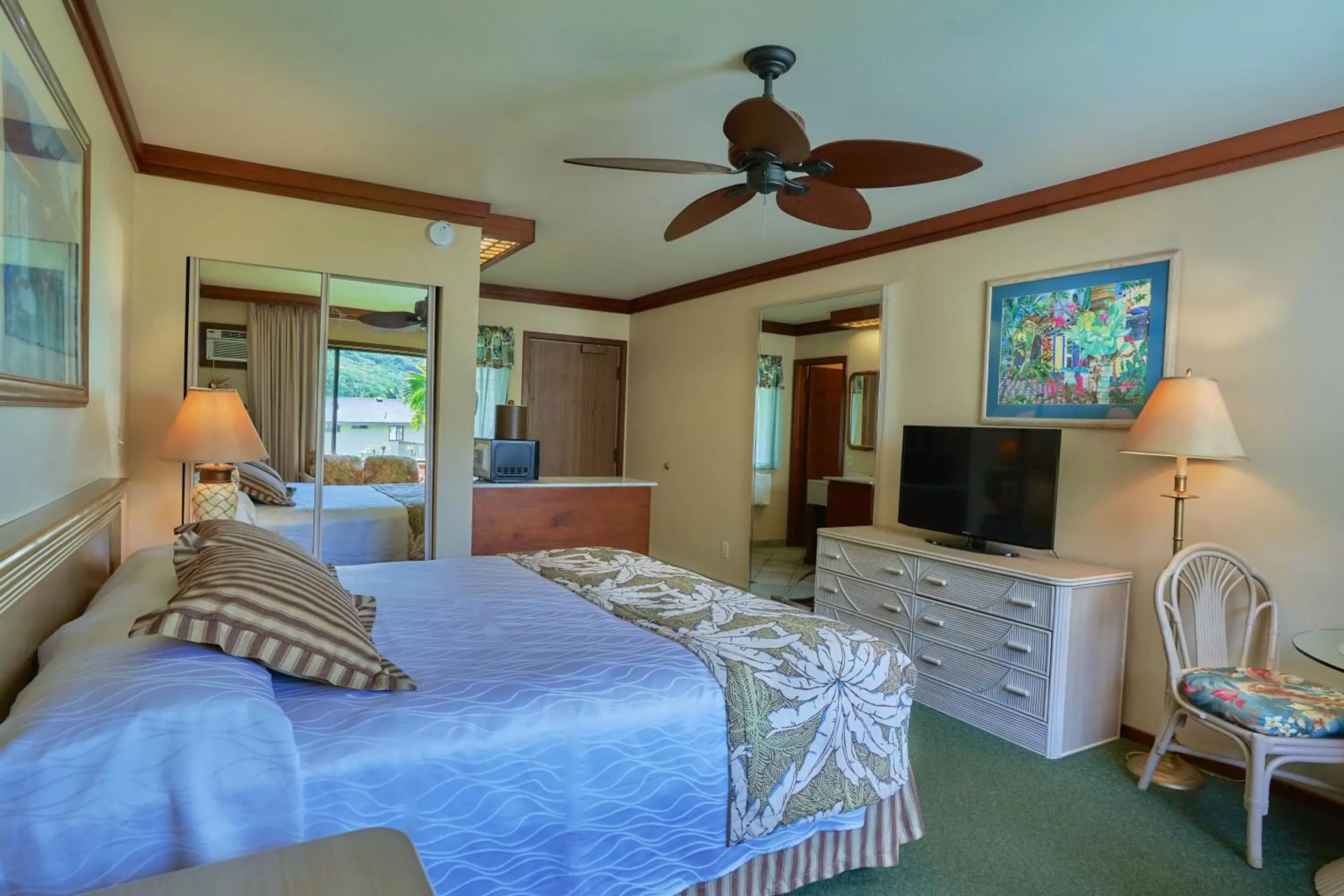 Bed in The Kauai Inn Bed in The Kauai Inn