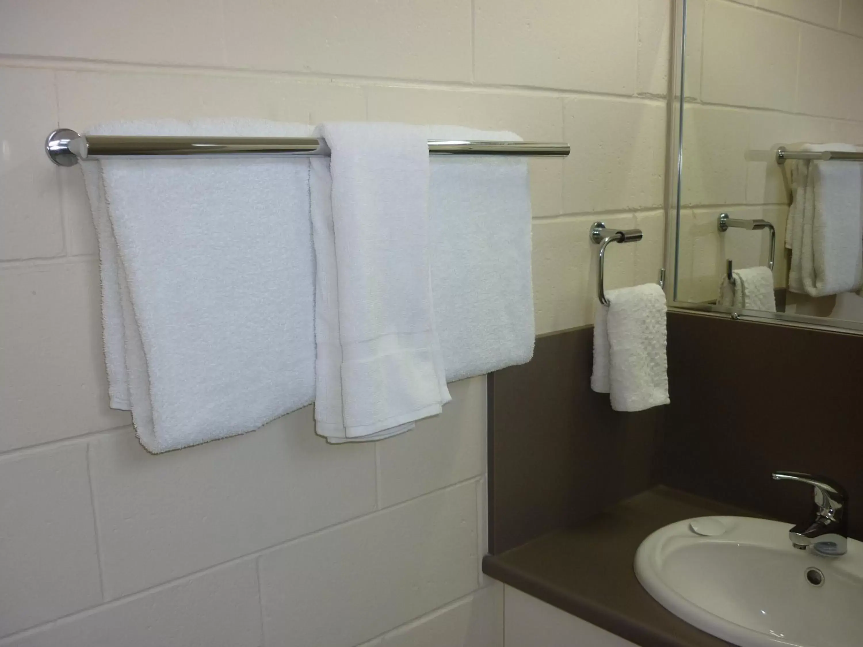 Bathroom in Nambour Lodge Motel