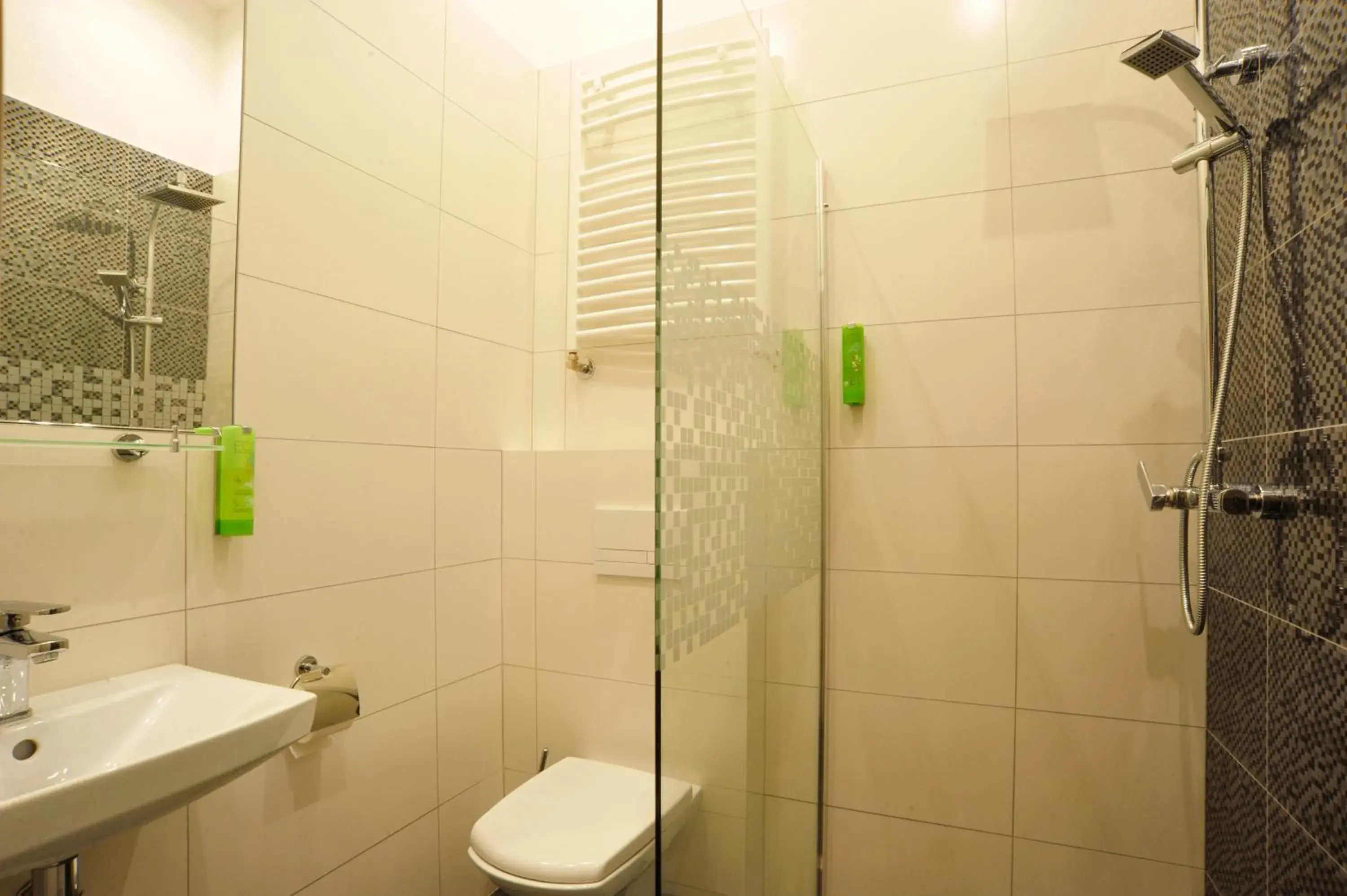 Shower, Bathroom in Kosmopolita Rooms & Apartments