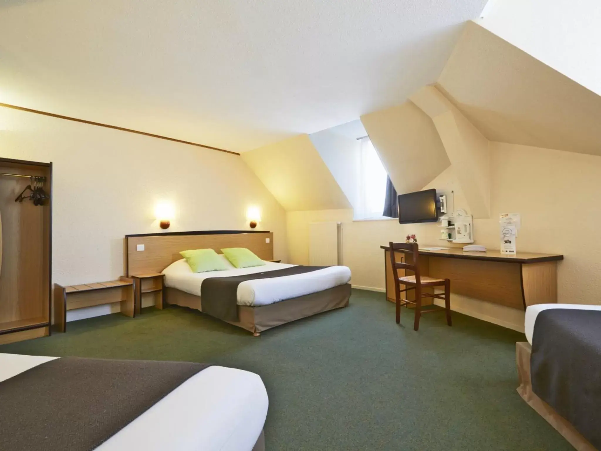 Photo of the whole room, Bed in Campanile Dijon Centre - Gare