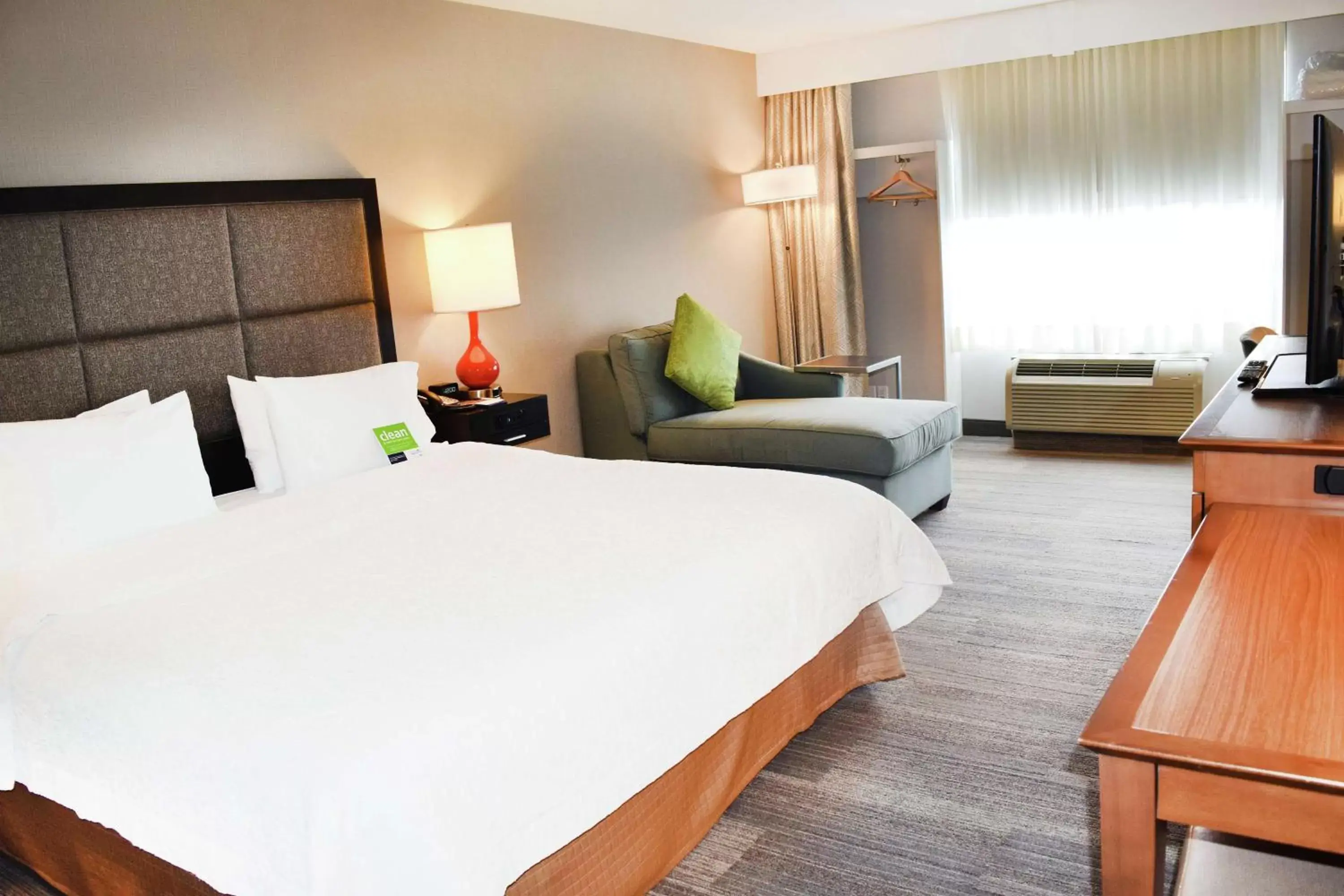 Bedroom, Bed in Hampton Inn & Suites by Hilton Calgary University NW