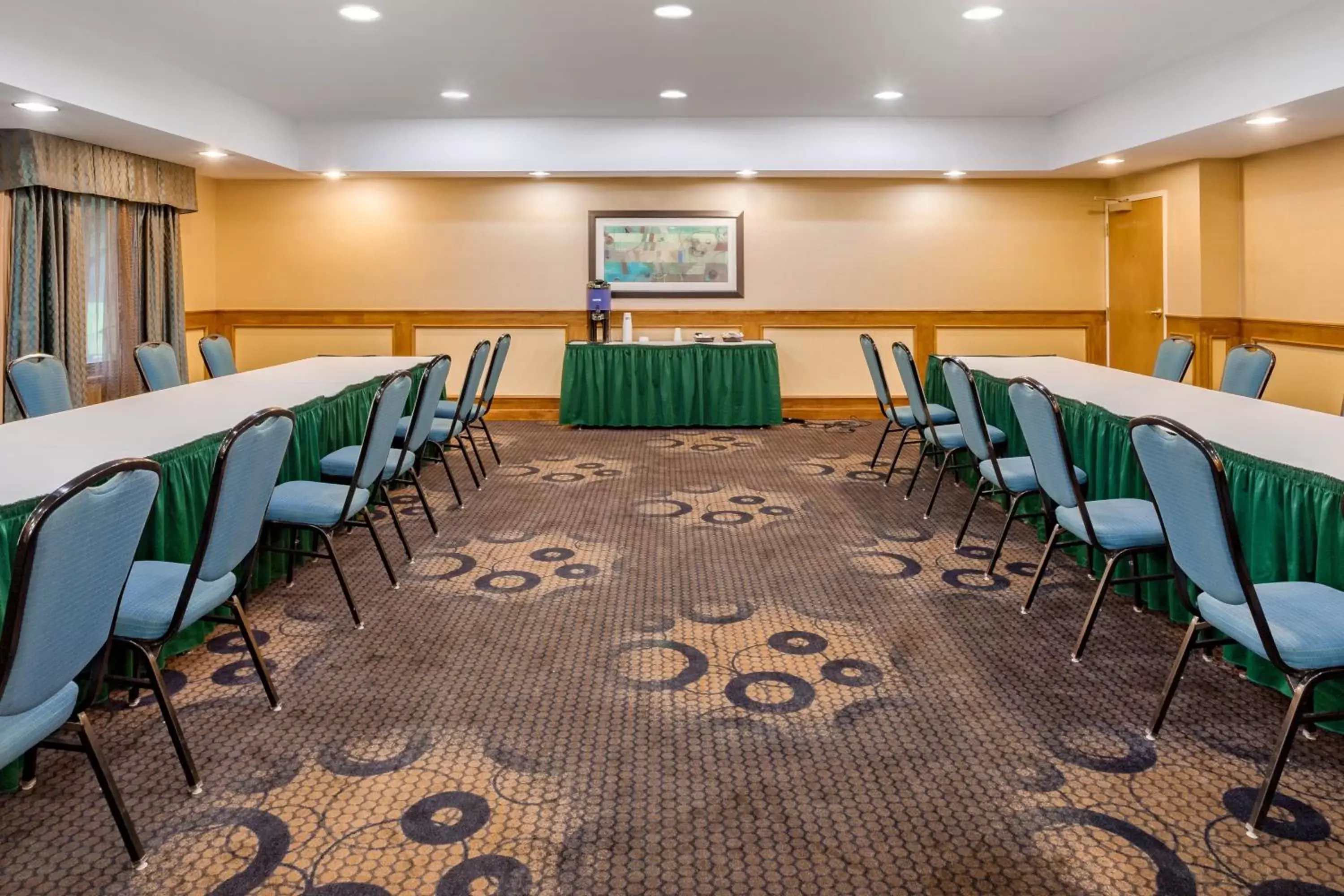 Meeting/conference room in Holiday Inn Express Hotel & Suites Canton, an IHG Hotel