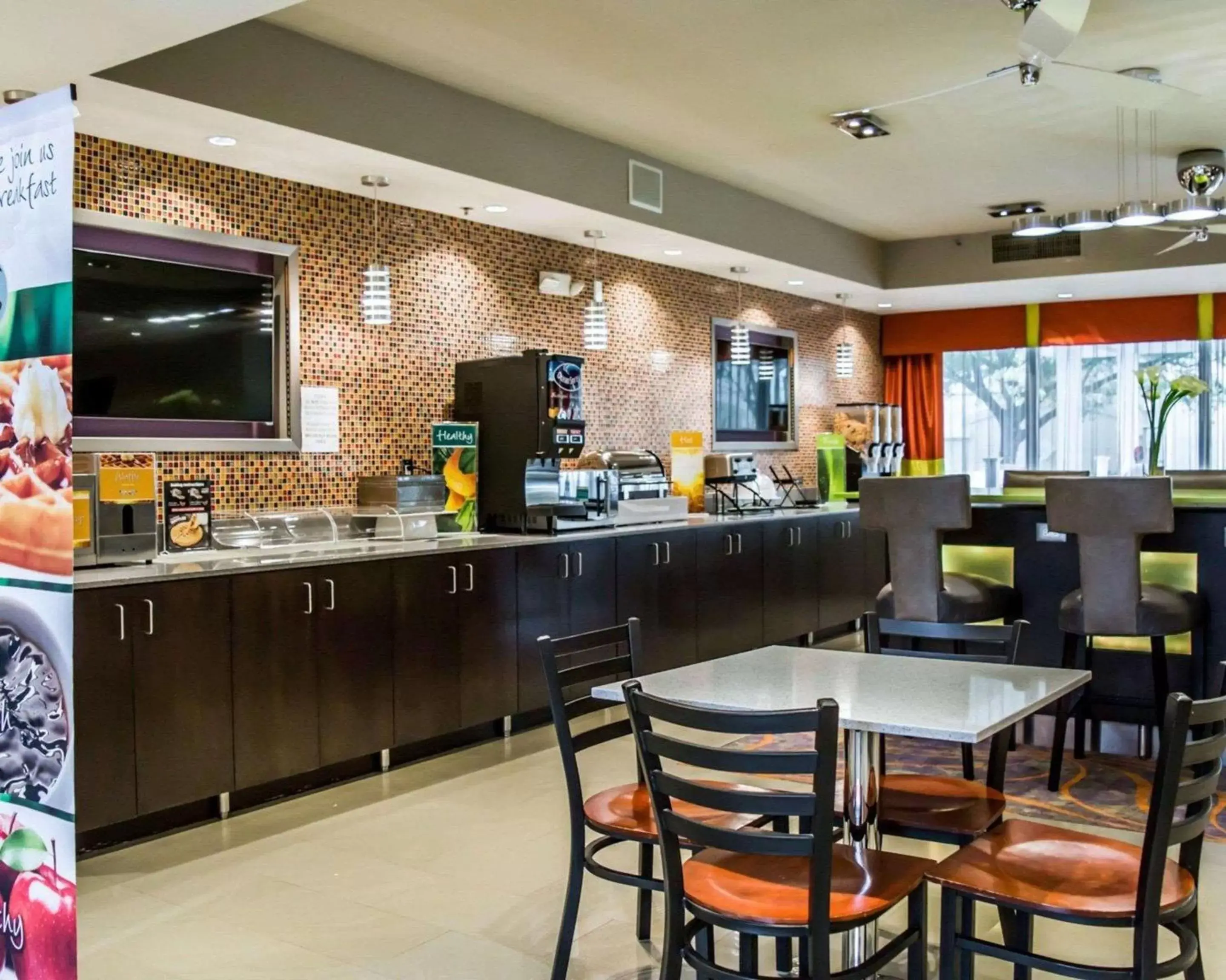 Restaurant/Places to Eat in Quality Suites Fort Myers Airport I-75