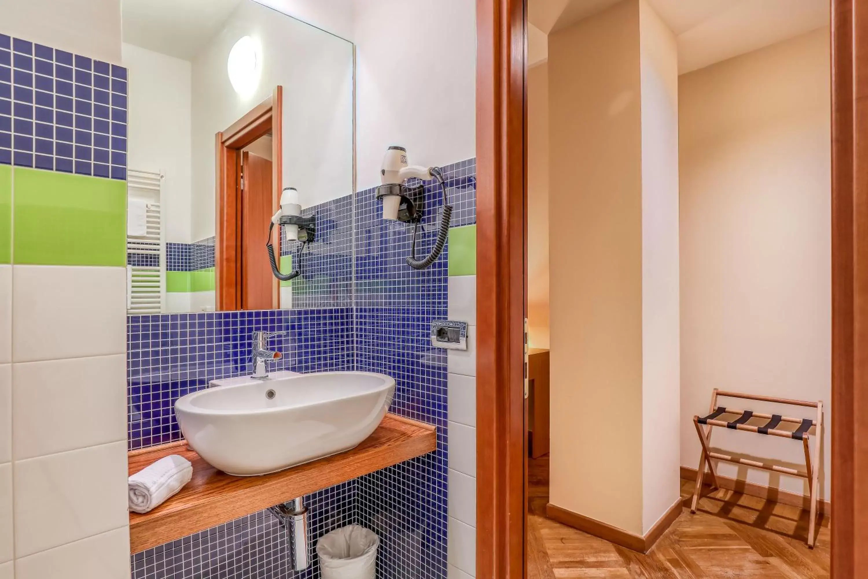 Shower, Bathroom in Hotel PentHouse