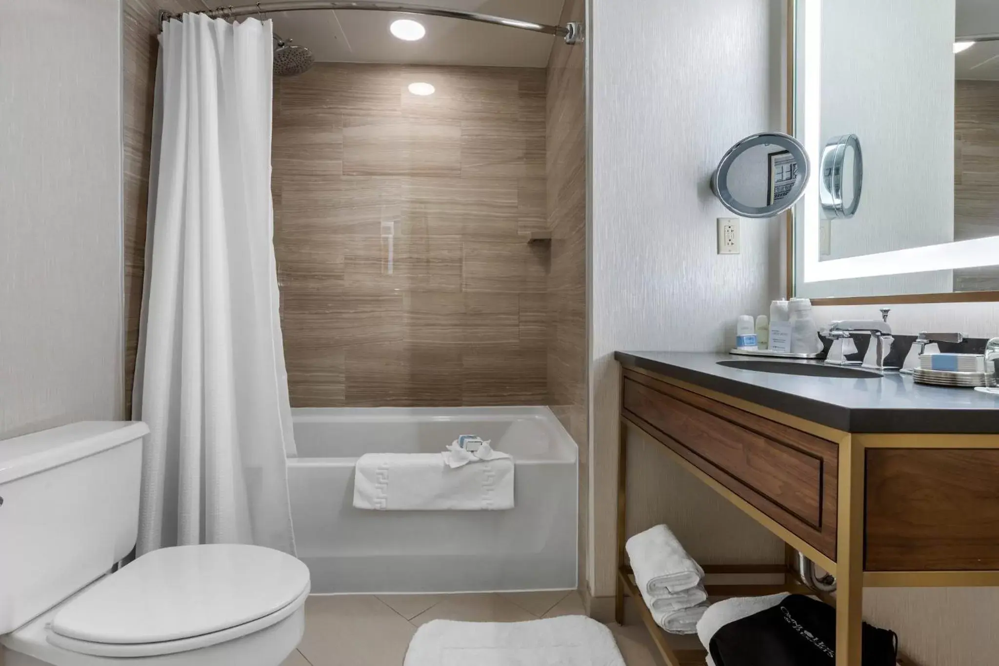 Bedroom, Bathroom in Omni Richmond Hotel